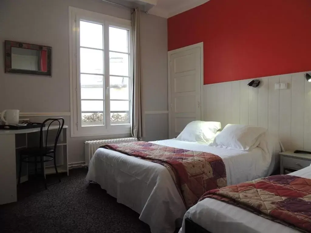 Standard Triple Room in Hôtel Le Hussard