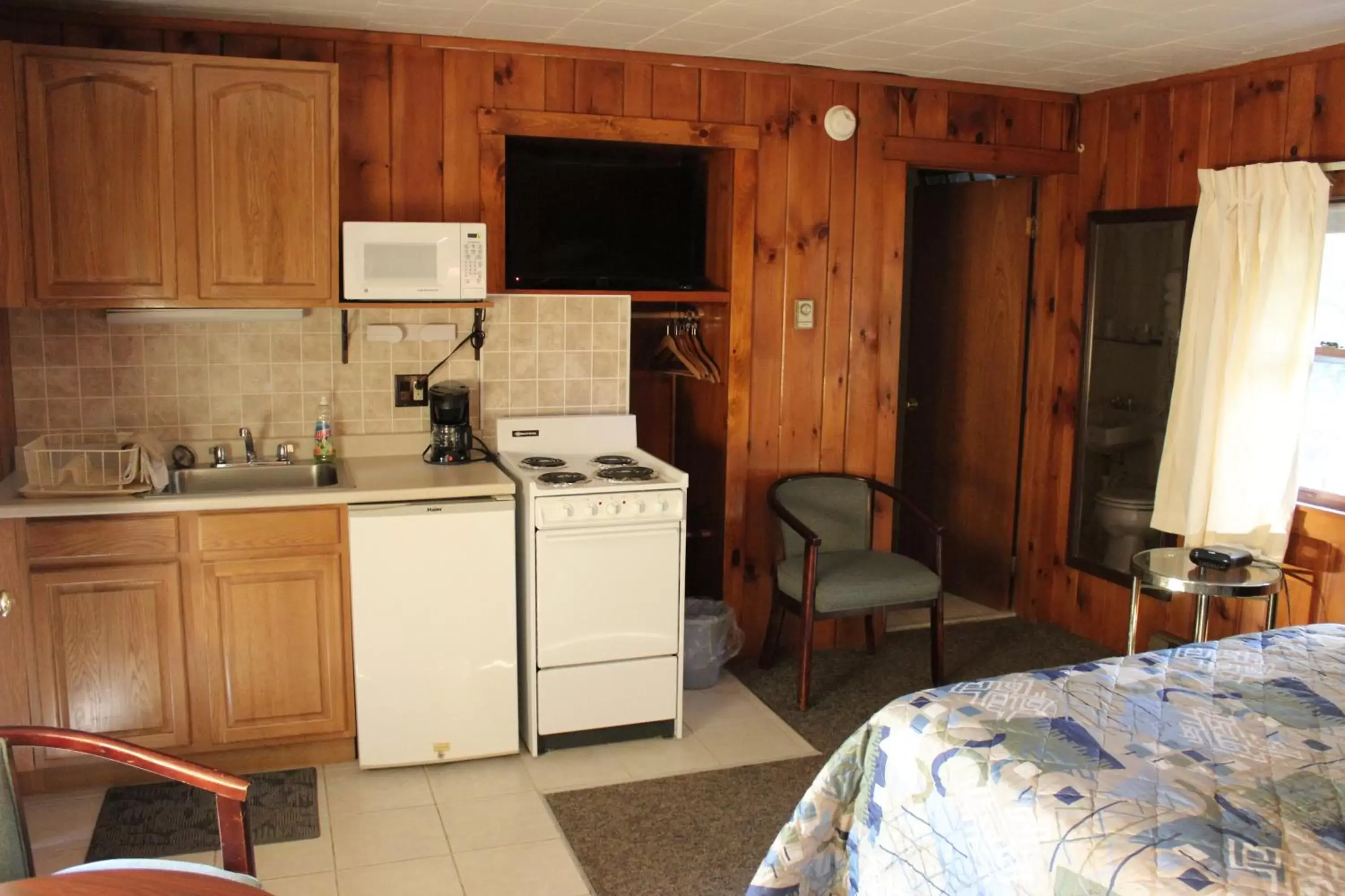 Kitchen/Kitchenette in Nootka Lodge