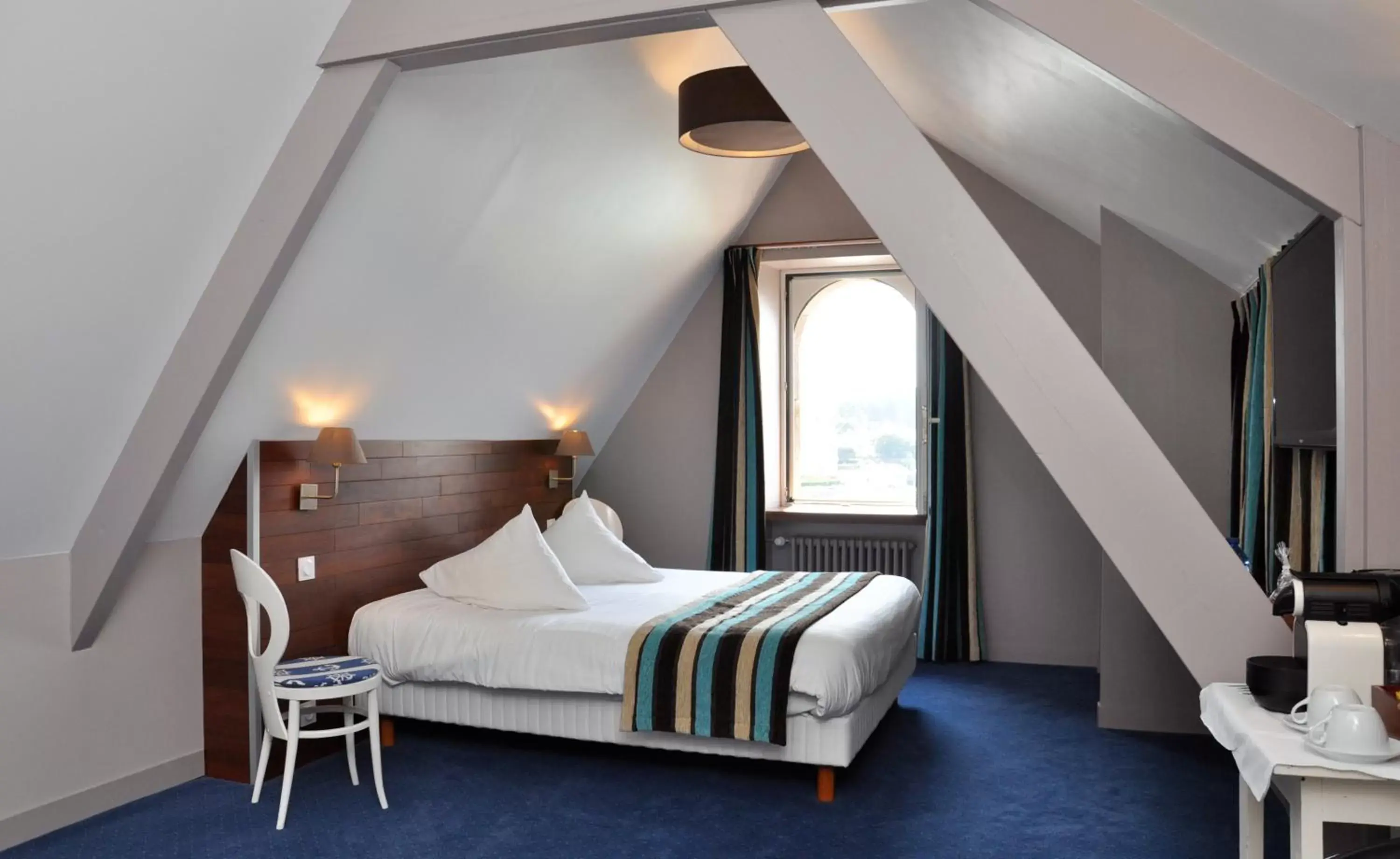 Photo of the whole room, Bed in Hôtel des Rochers