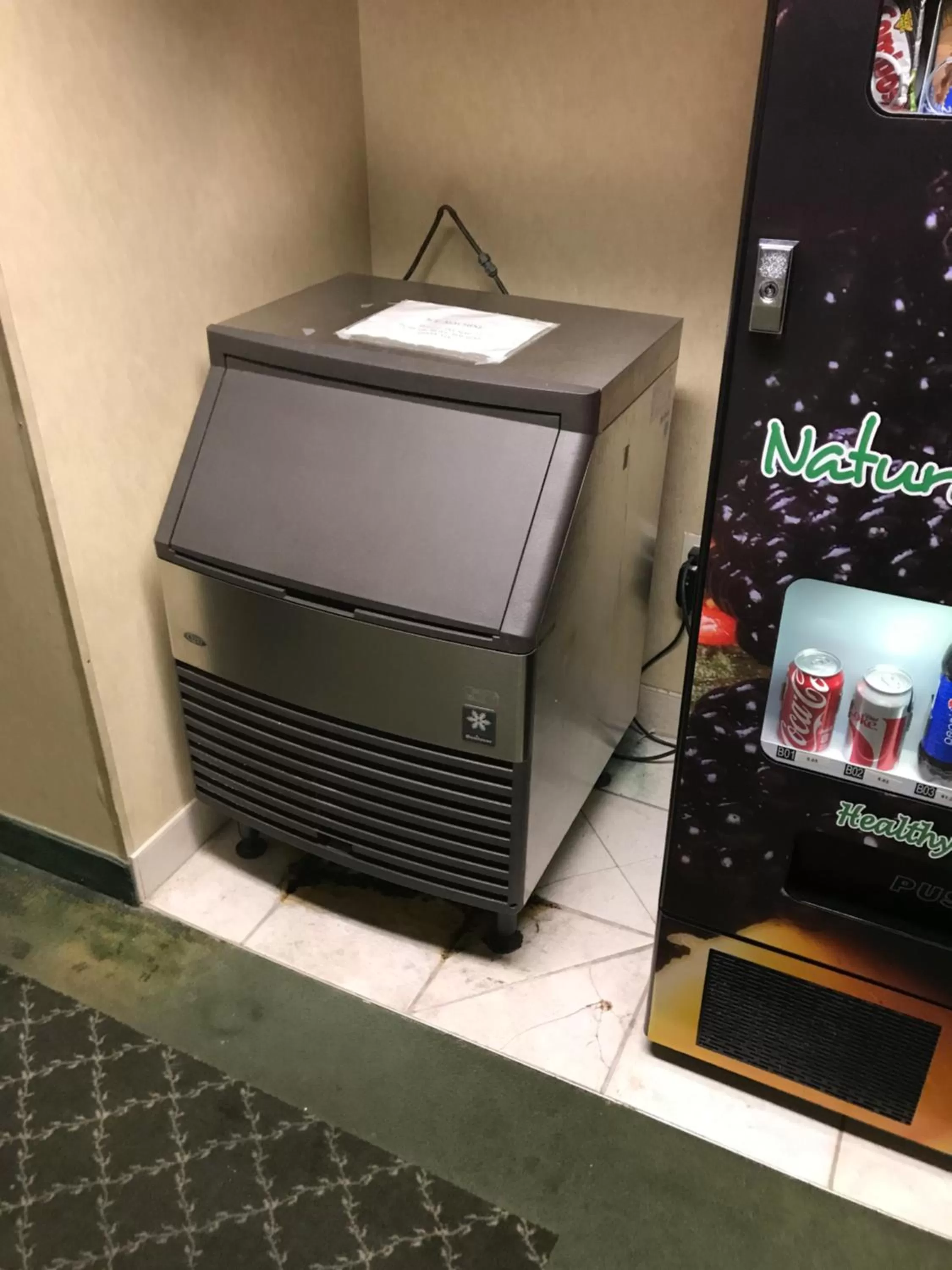 On-site shops, TV/Entertainment Center in Lititz Inn and Suites