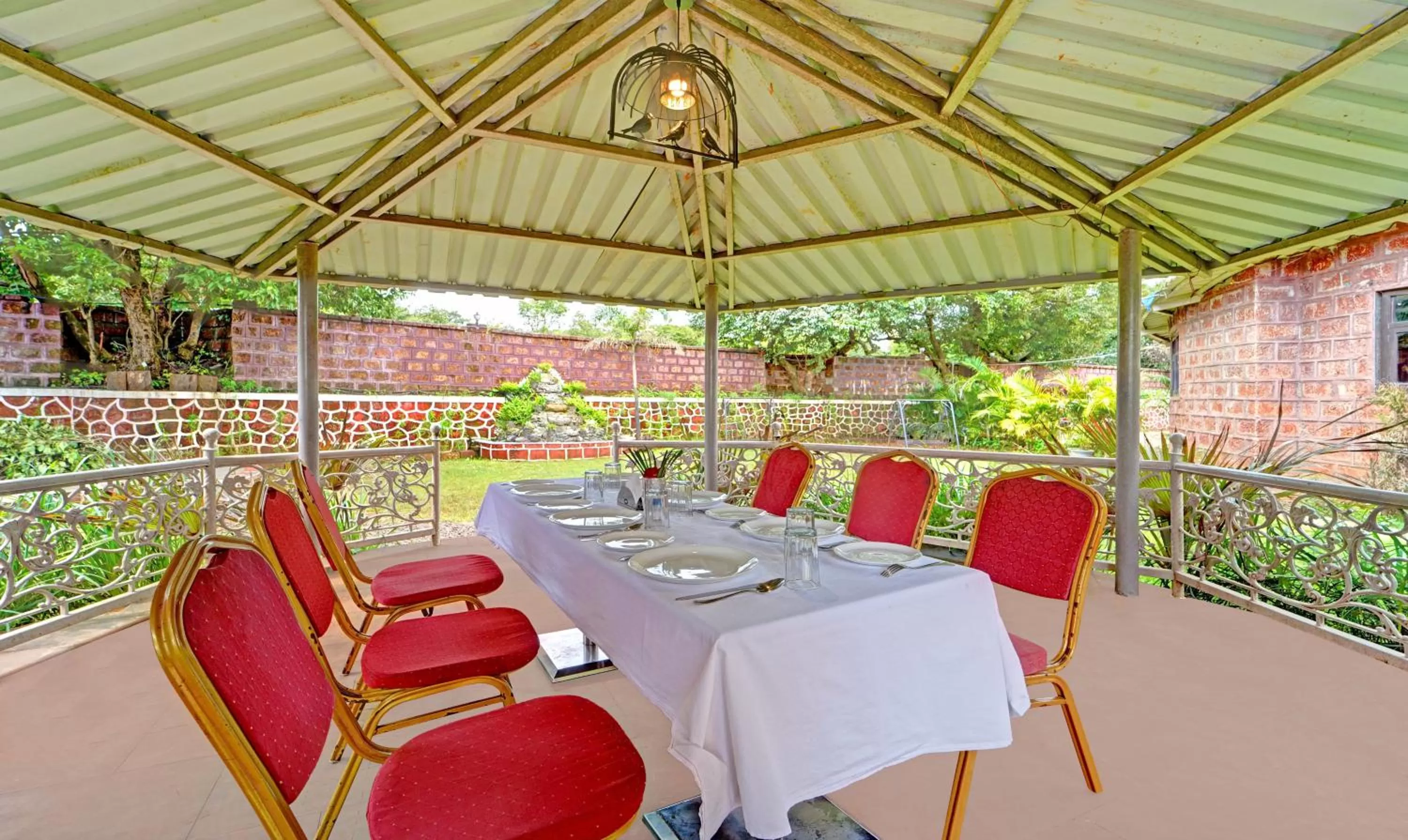 Restaurant/places to eat in Treebo Vhyomaan Resort