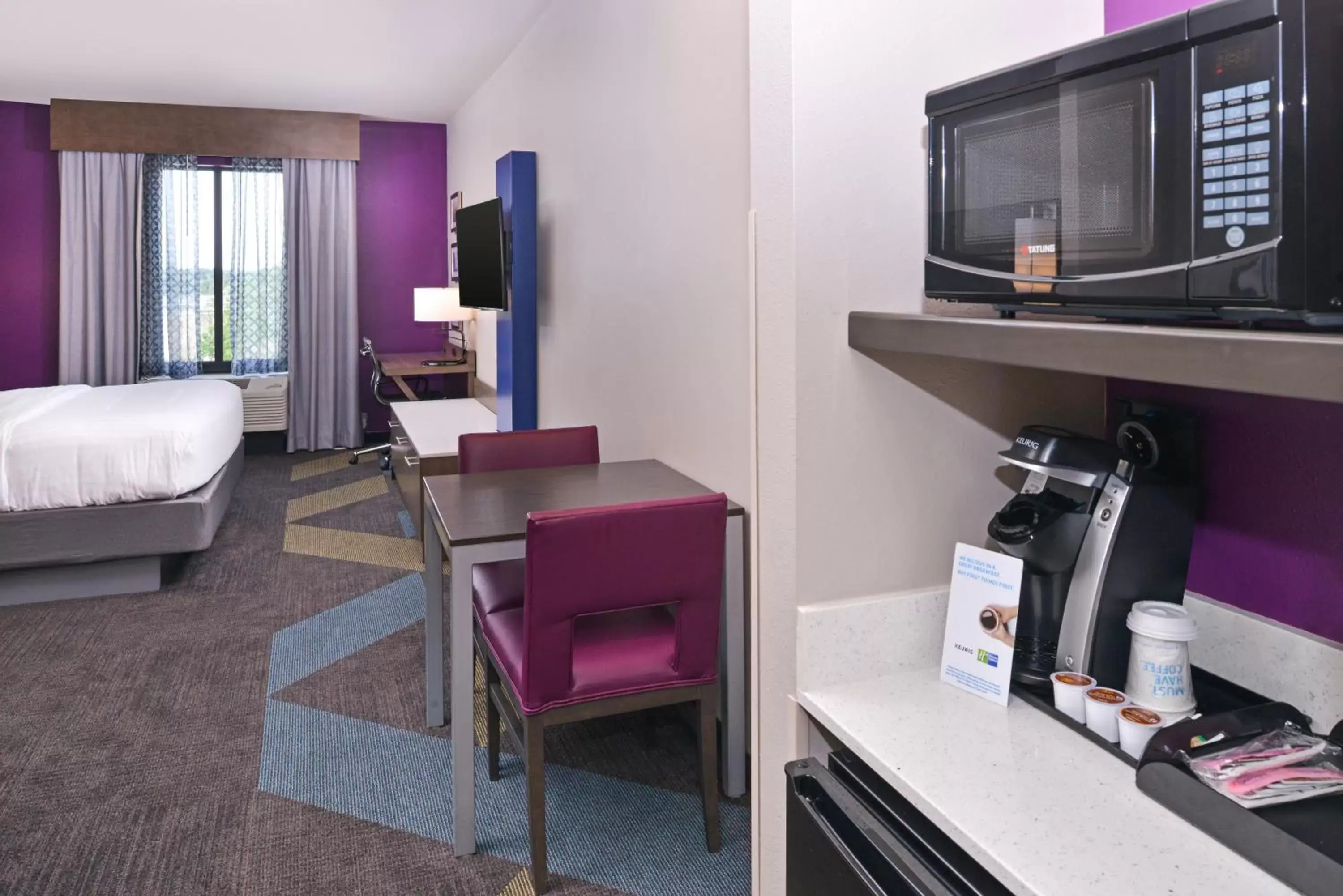 Photo of the whole room, TV/Entertainment Center in Holiday Inn Express and Suites Bryant - Benton Area, an IHG Hotel
