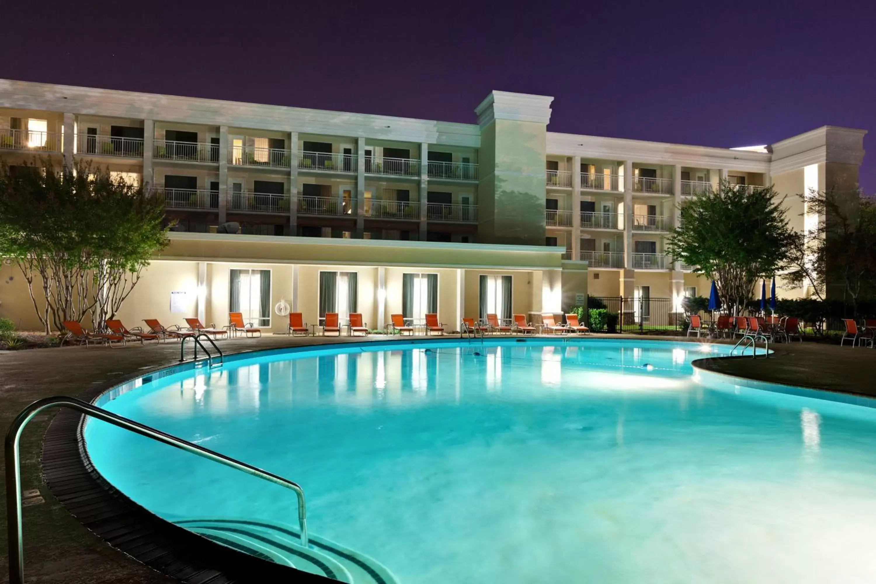 Swimming pool, Property Building in Holiday Inn & Suites Atlanta Airport North, an IHG Hotel