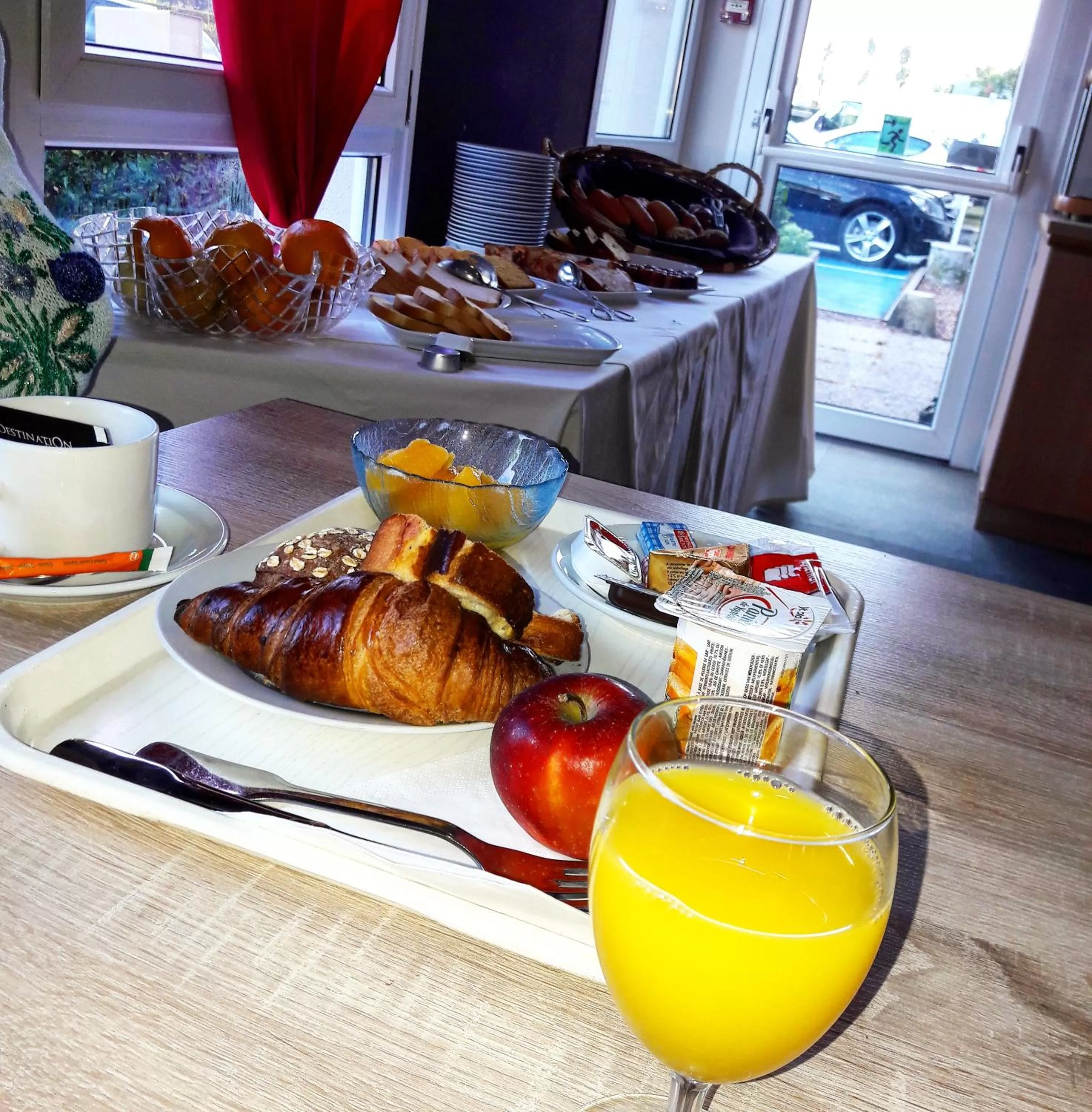 Breakfast in Hôtel Le Cosy Blois Villebarou