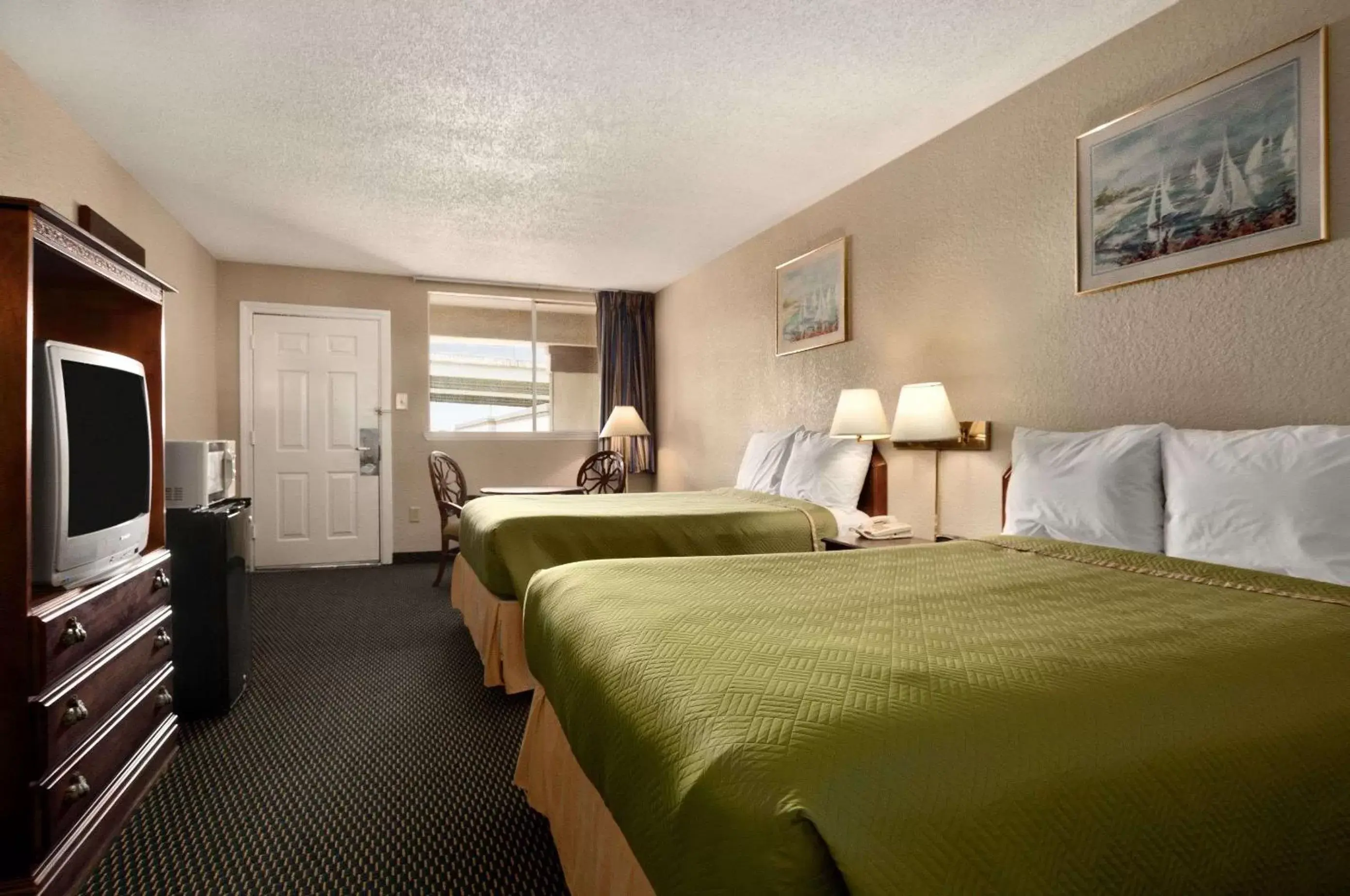 Photo of the whole room, Bed in Travelodge by Wyndham New Orleans Harvey Hotel