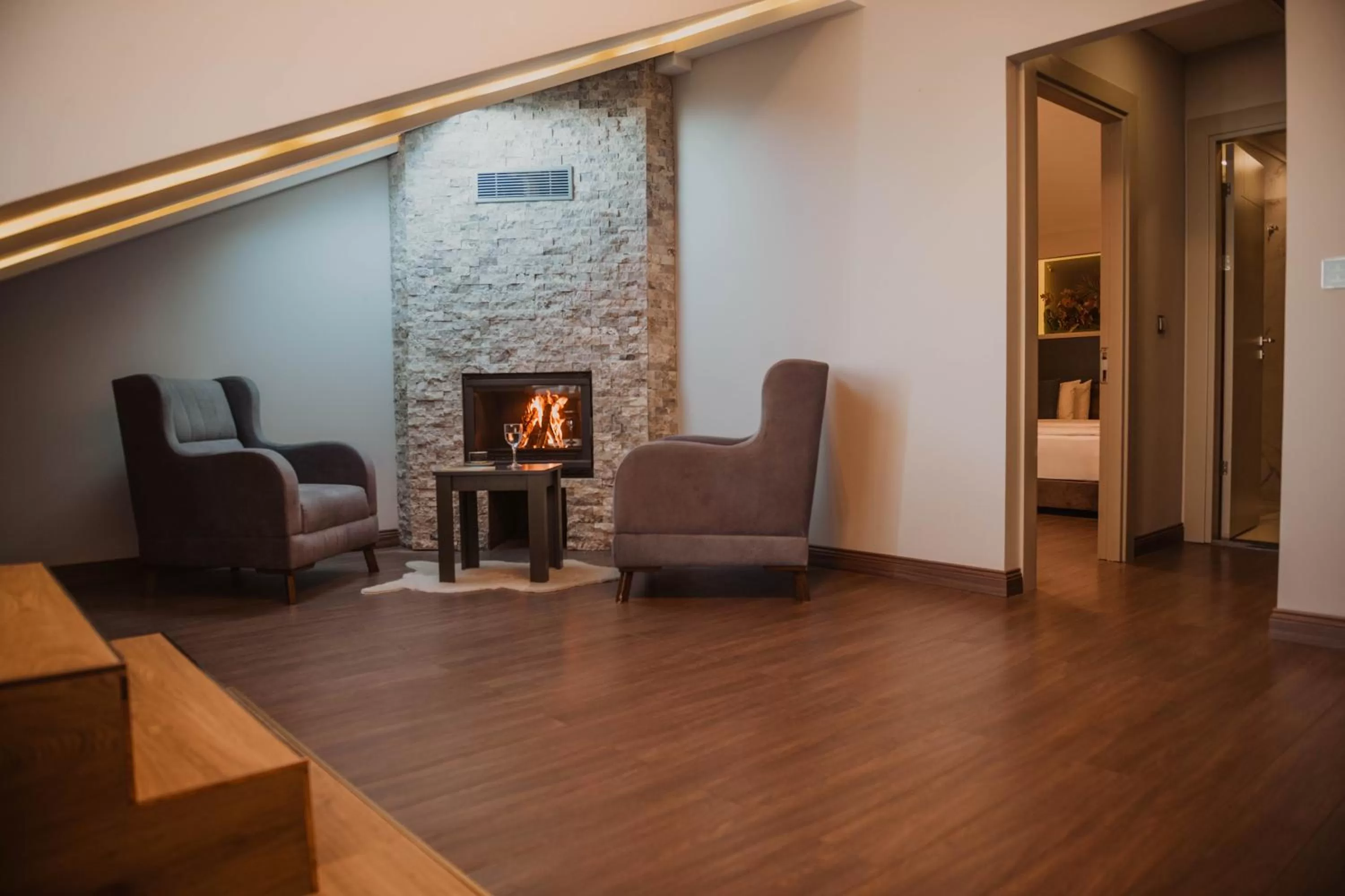 Communal lounge/ TV room in Peerless Villas Hotel