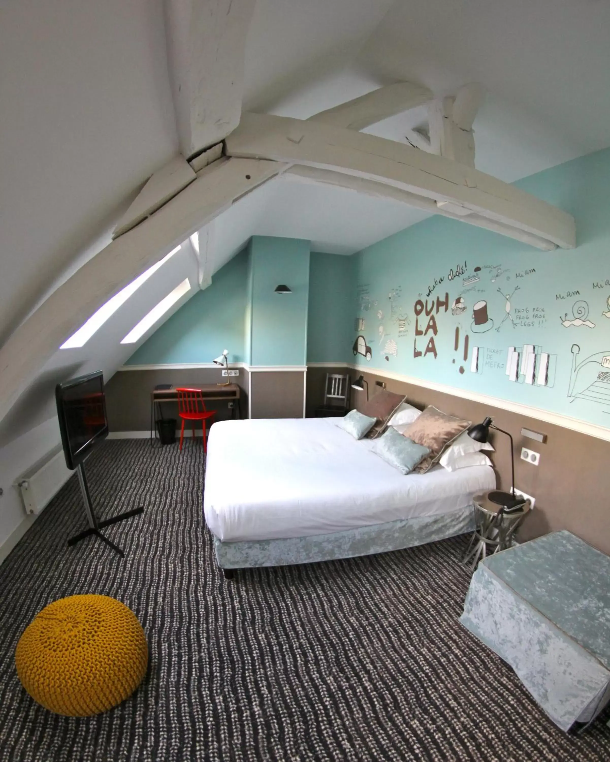 Photo of the whole room, Bed in Hôtel des 3 Poussins