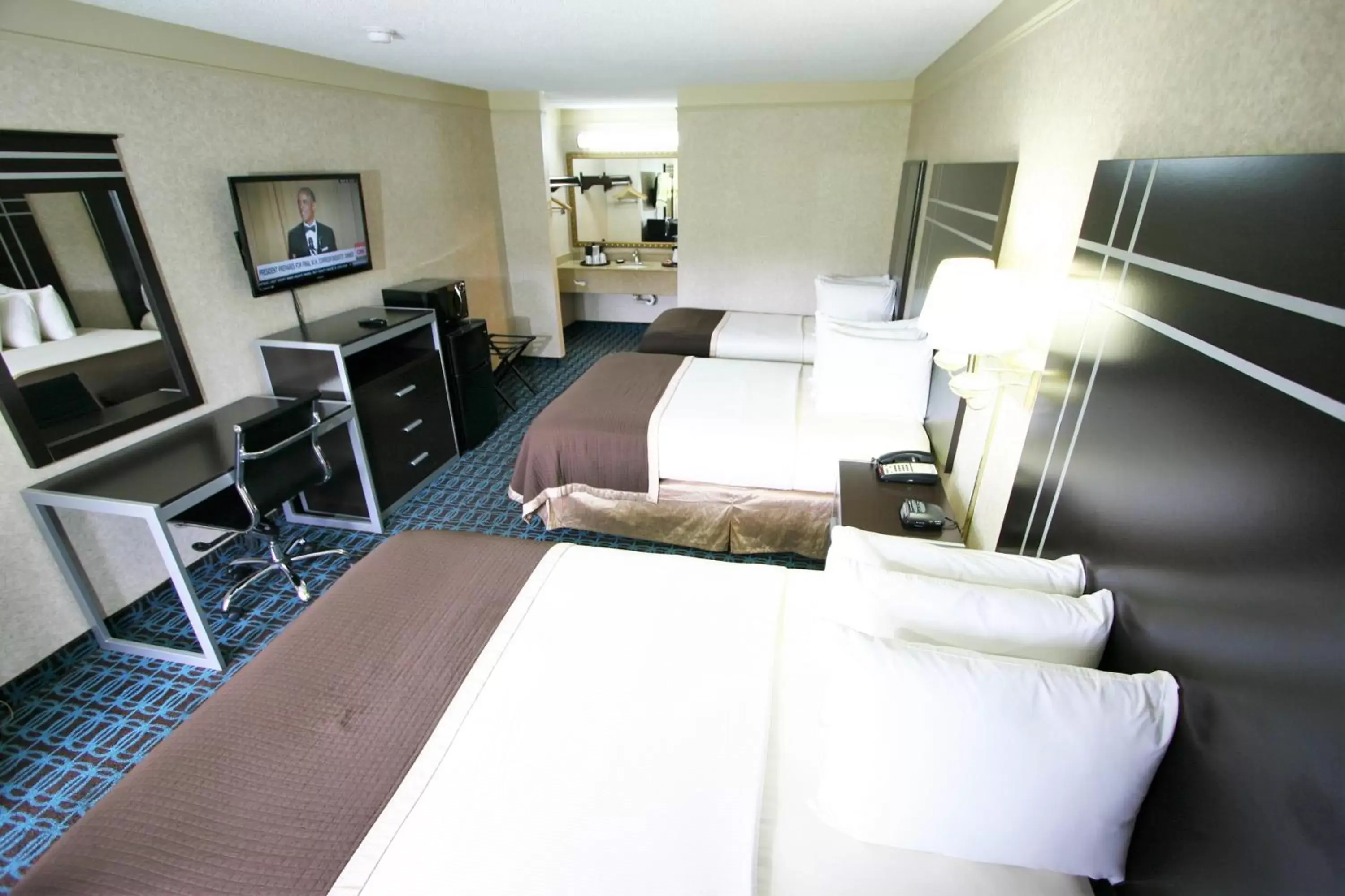 Photo of the whole room in Deluxe Inn - Fayetteville I-95