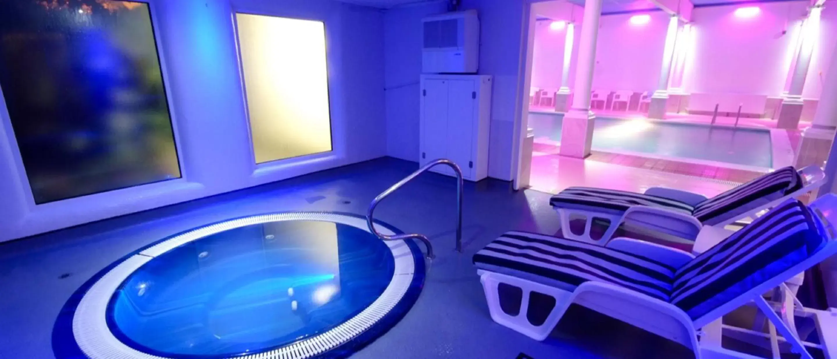 Hot Tub, Swimming Pool in Penventon Park Hotel