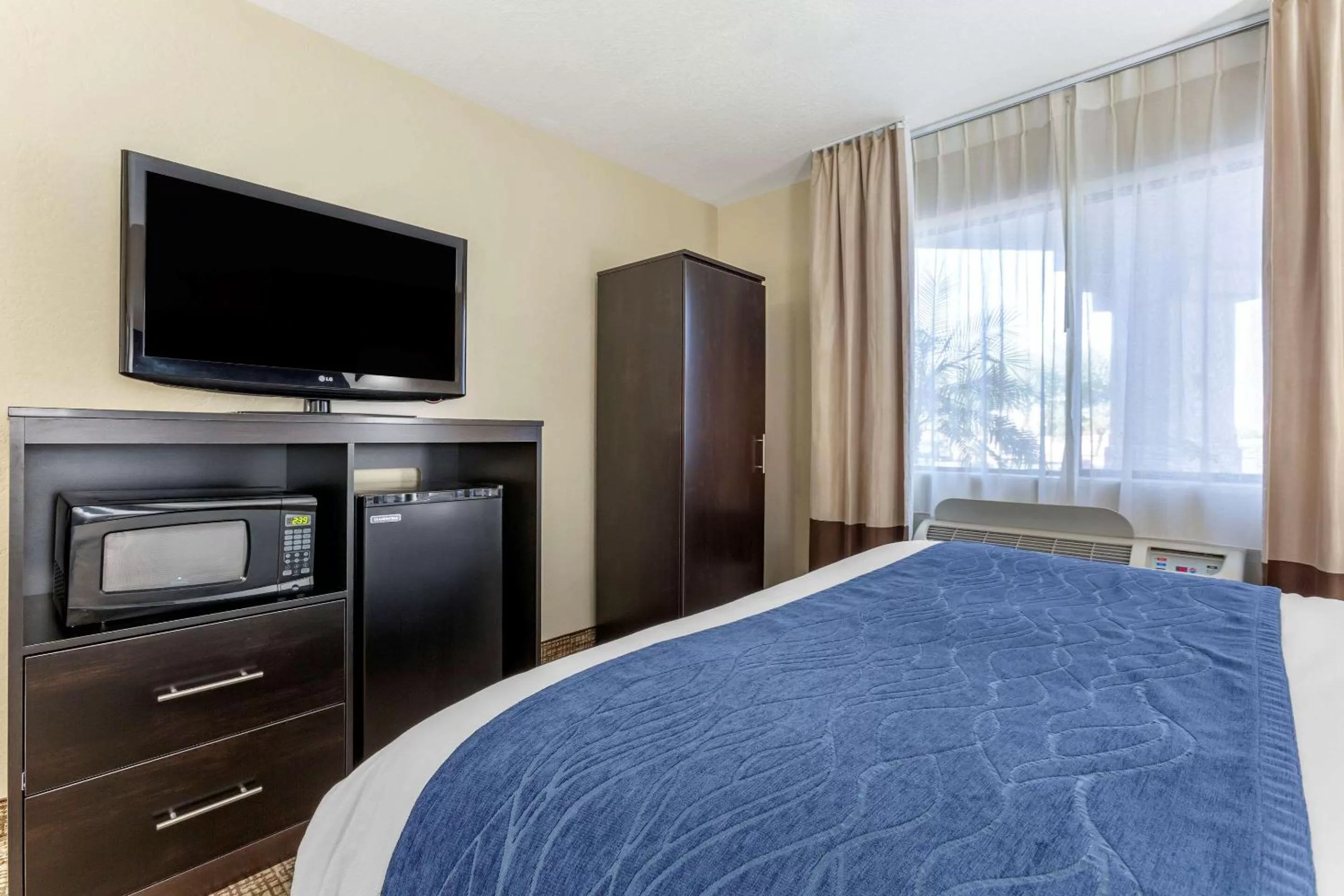 Photo of the whole room, Bed in Comfort Inn & Suites Surprise Near Sun City West