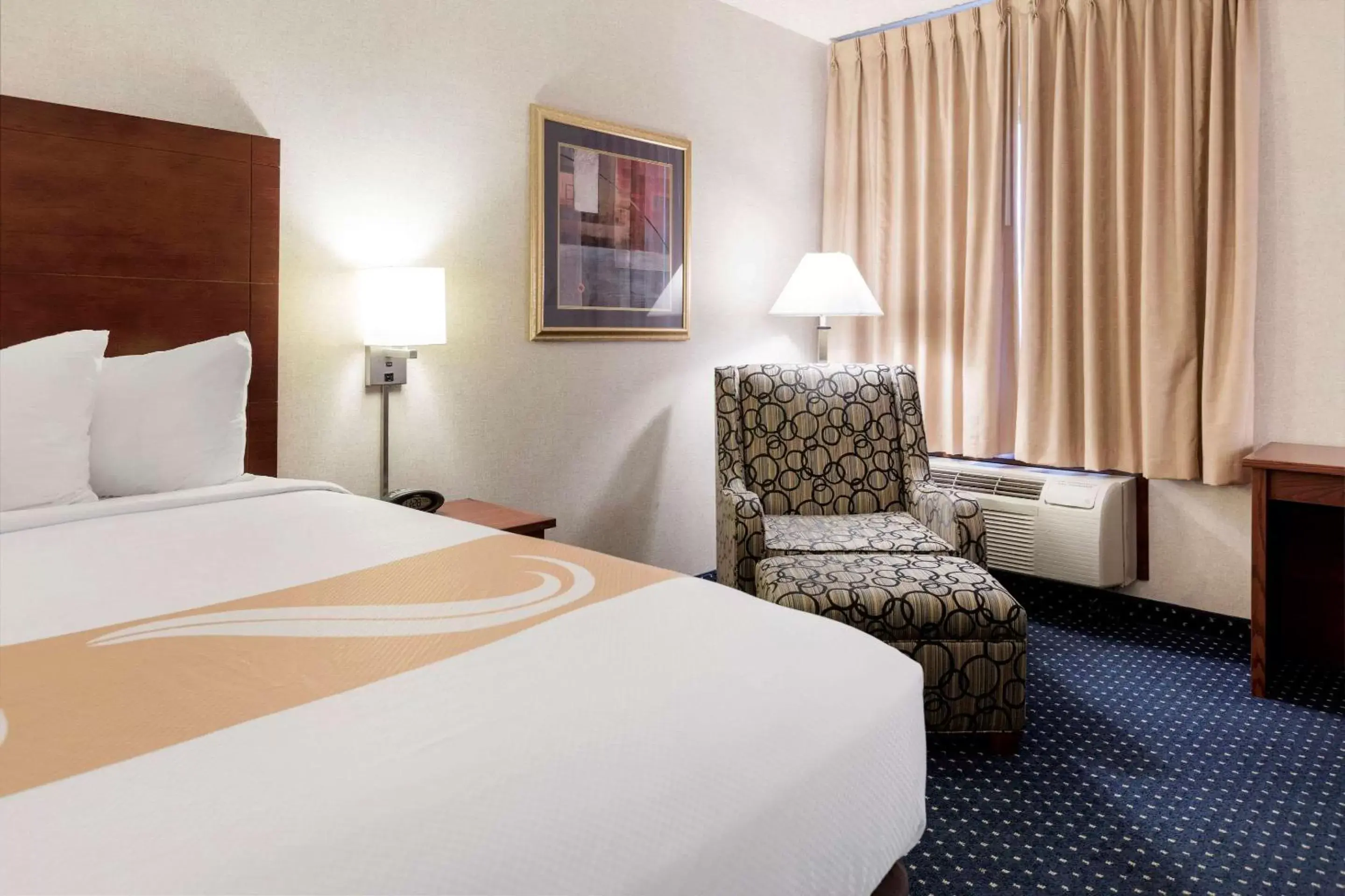 Photo of the whole room, Bed in Quality Inn Auburn Hills