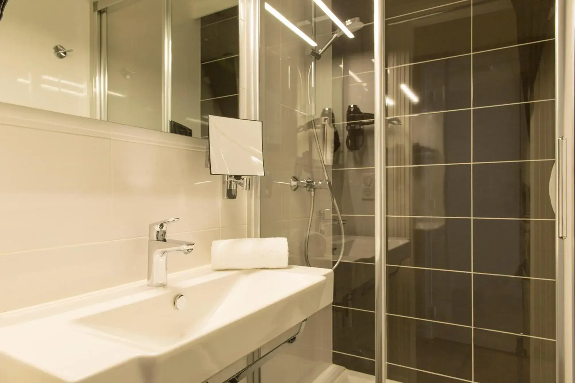Shower, Bathroom in The Originals City, Hotel Cleria, Lorient (Inter-Hotel)