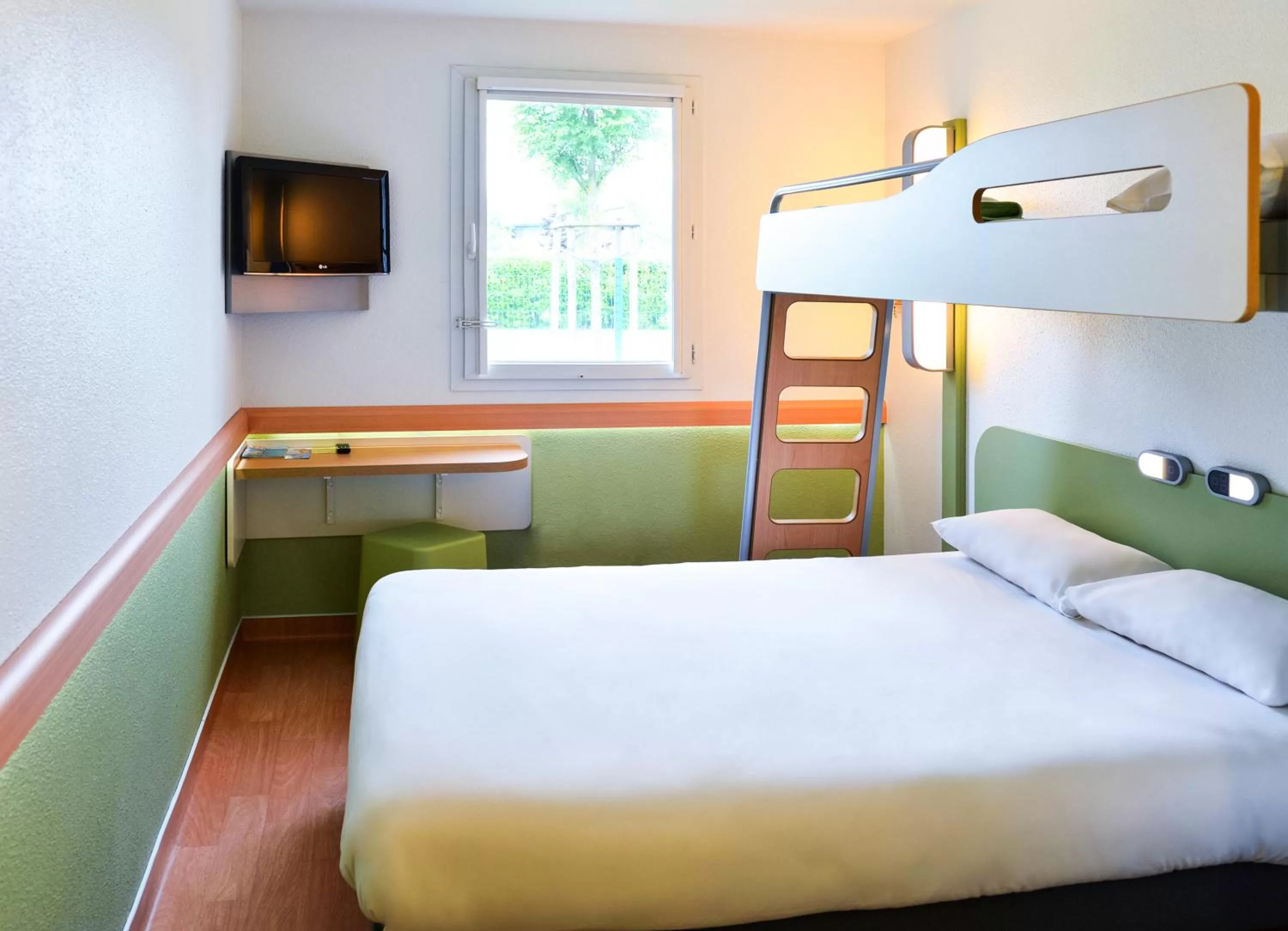 Photo of the whole room, Bed in Ibis Budget Montelimar