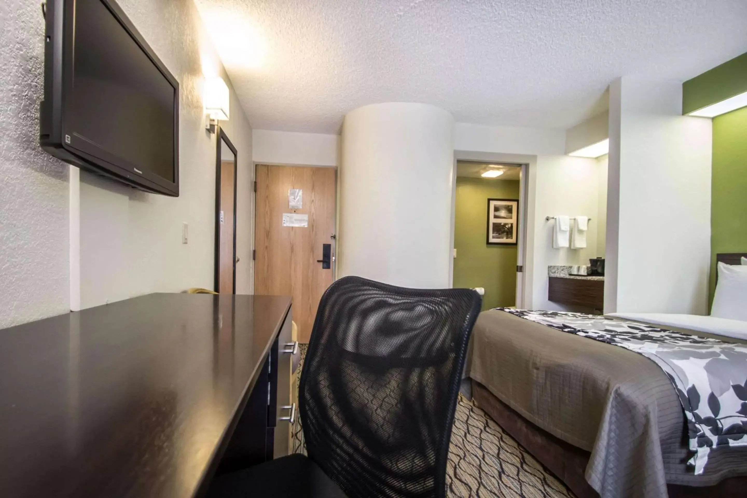 Photo of the whole room, TV/Entertainment Center in Sleep Inn Miami Airport