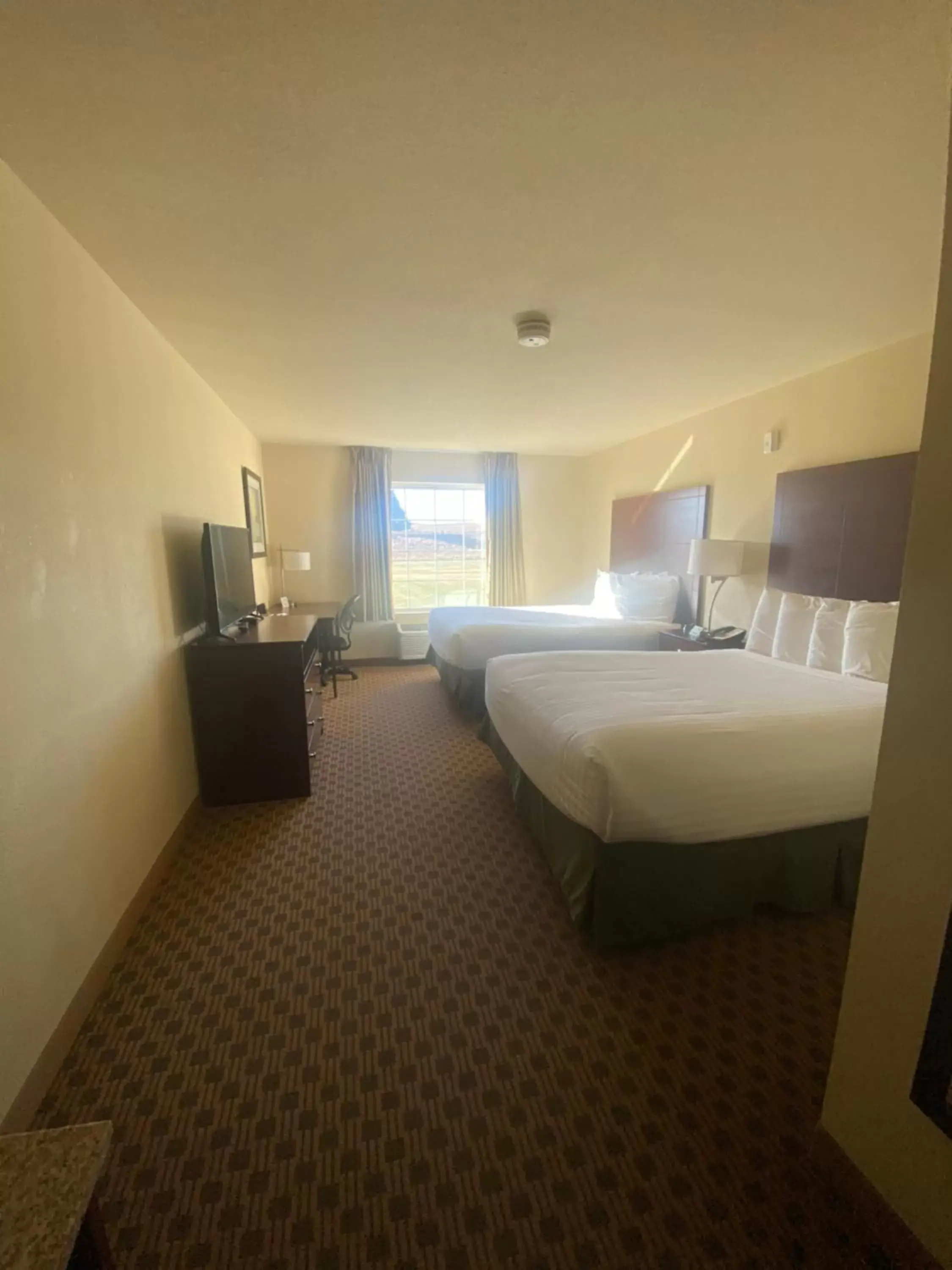 Bed in Cobblestone Hotel & Suites - Broken Bow