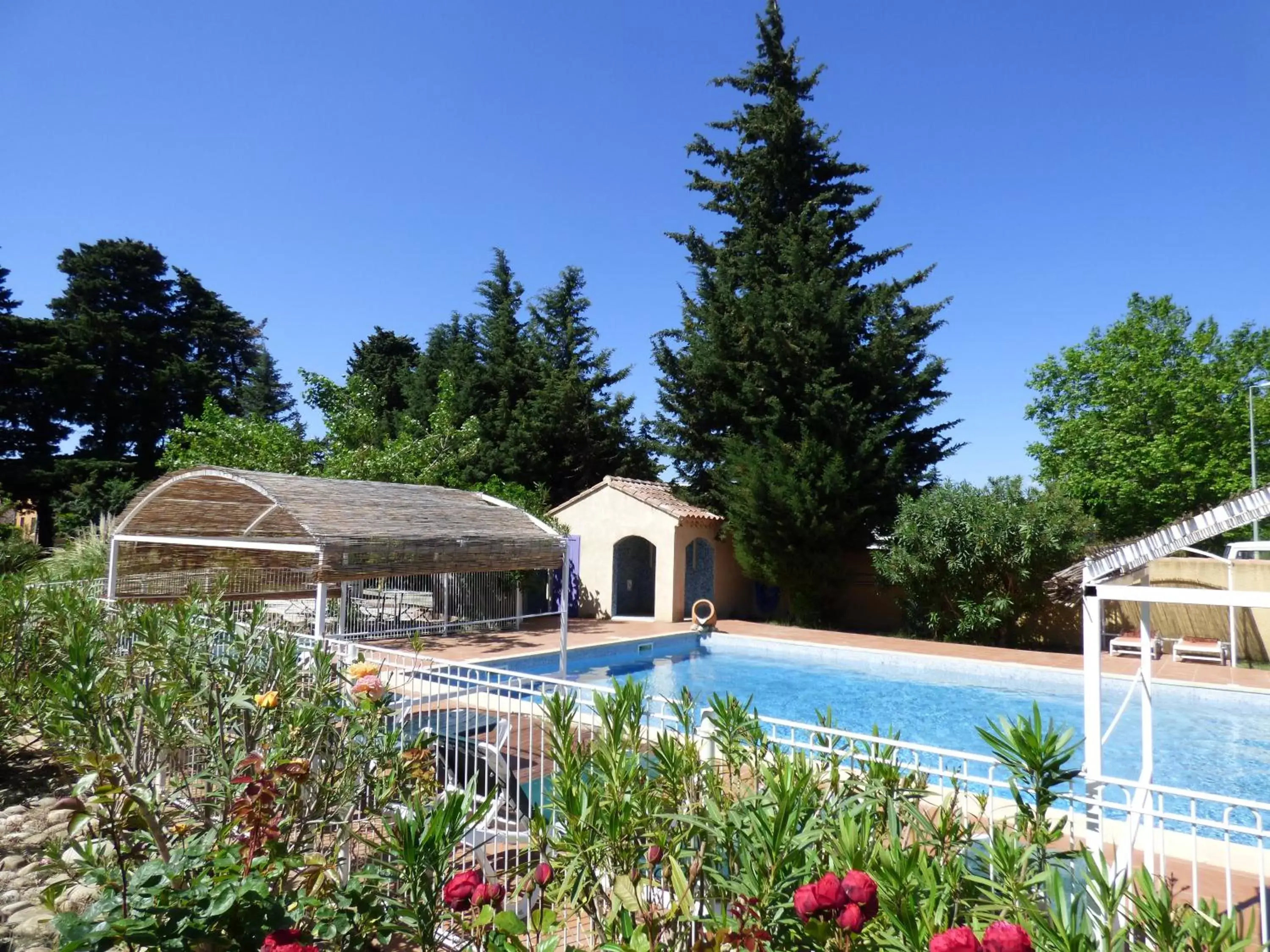 Pool view, Swimming Pool in Appart'Hotel Festival Sud Aqua - Avignon TGV