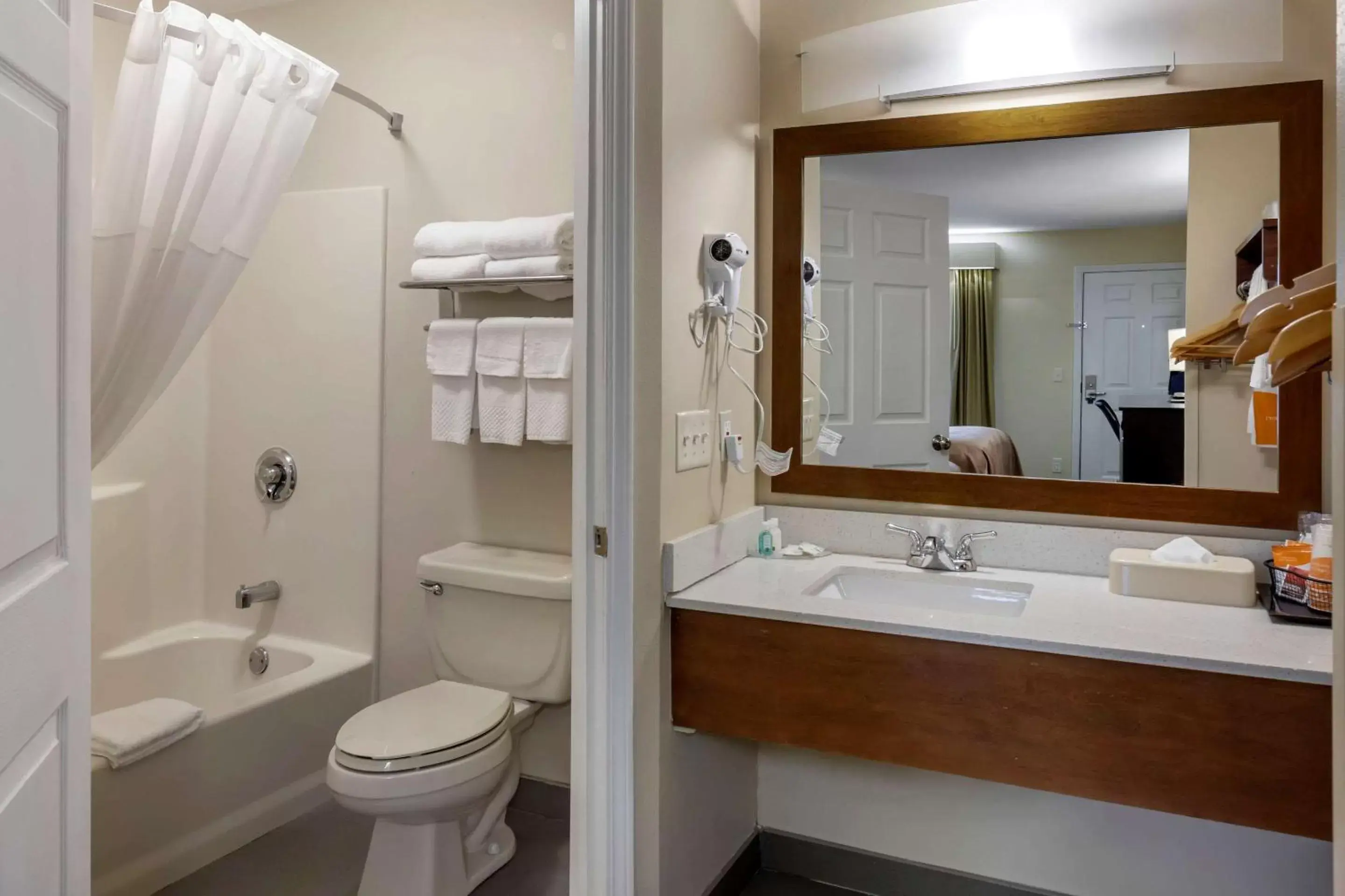 Bedroom, Bathroom in Quality Inn Seneca US-123