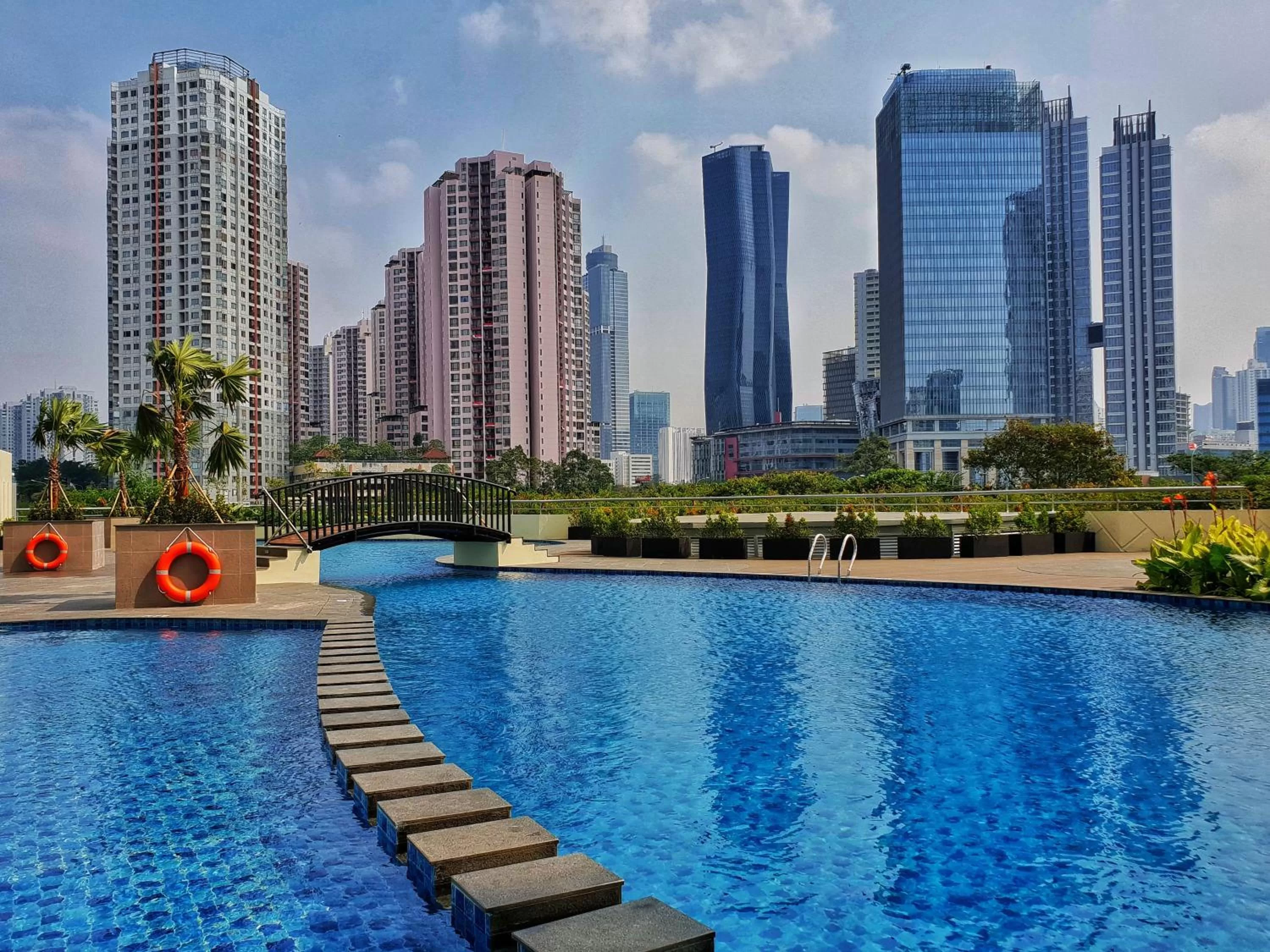 Swimming pool in Swiss-Belresidences Rasuna Epicentrum