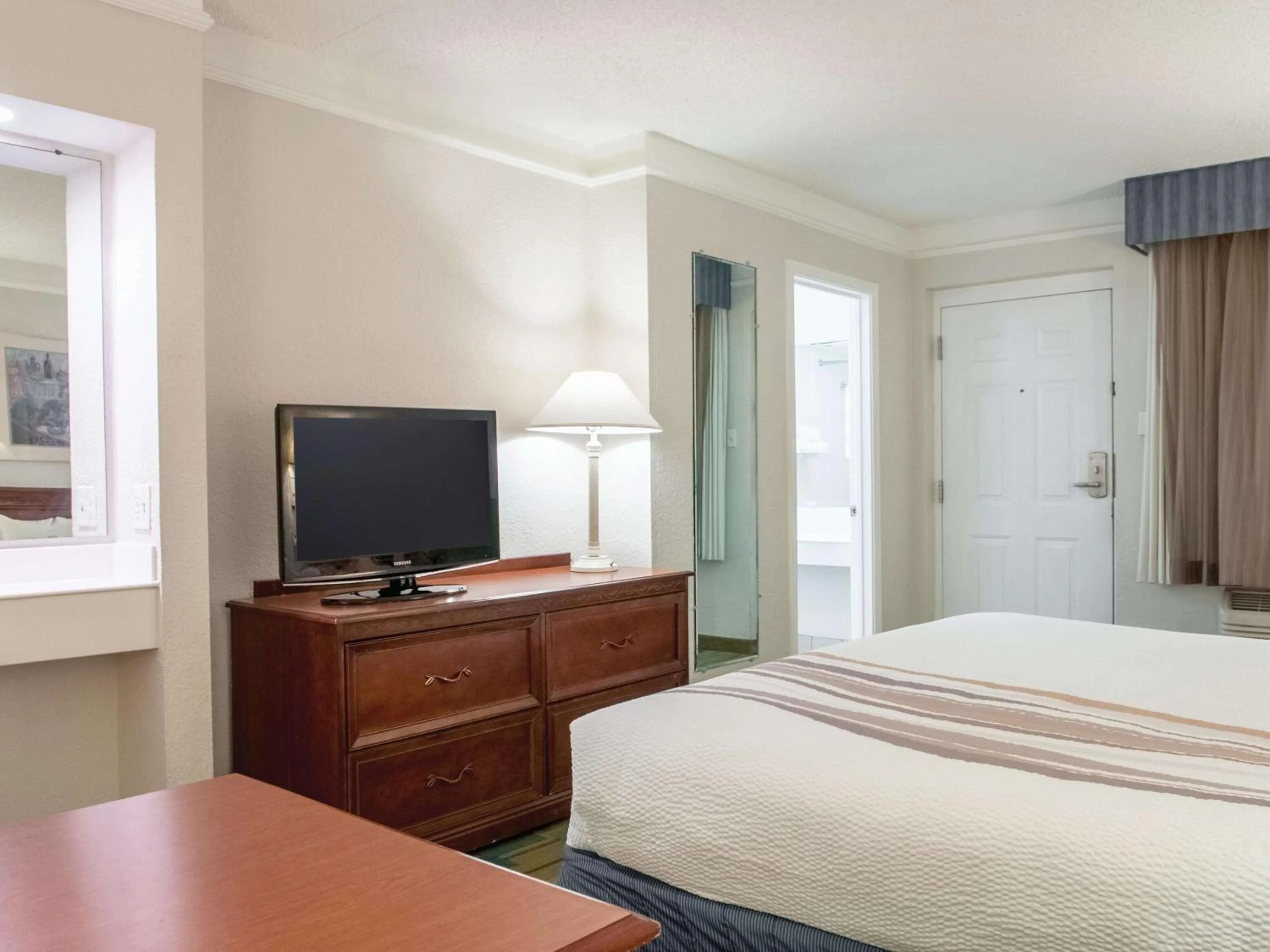 Photo of the whole room in La Quinta Inn by Wyndham New Orleans Veterans / Metairie