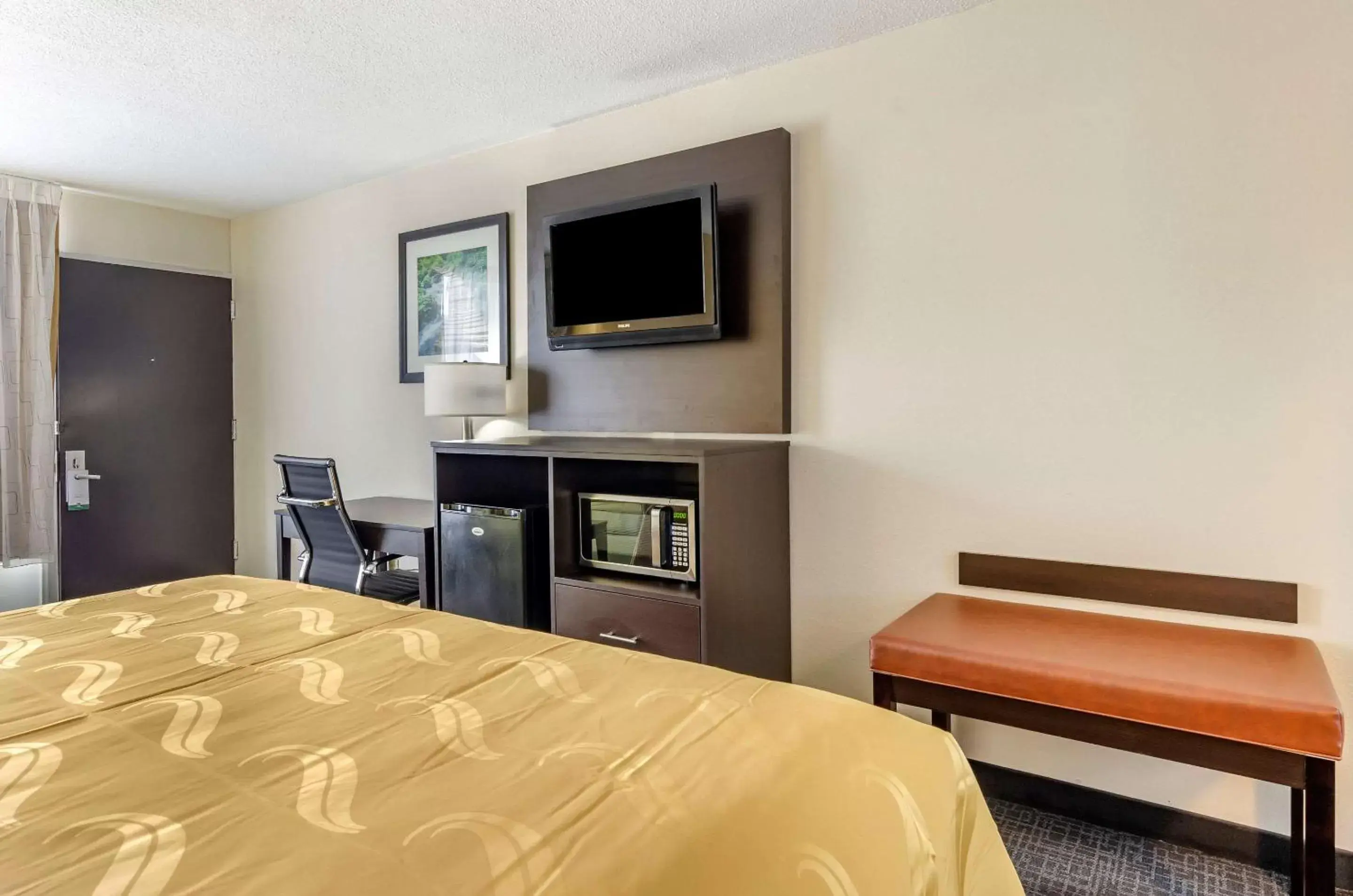 Photo of the whole room, TV/Entertainment Center in Quality Inn Verona - Staunton North