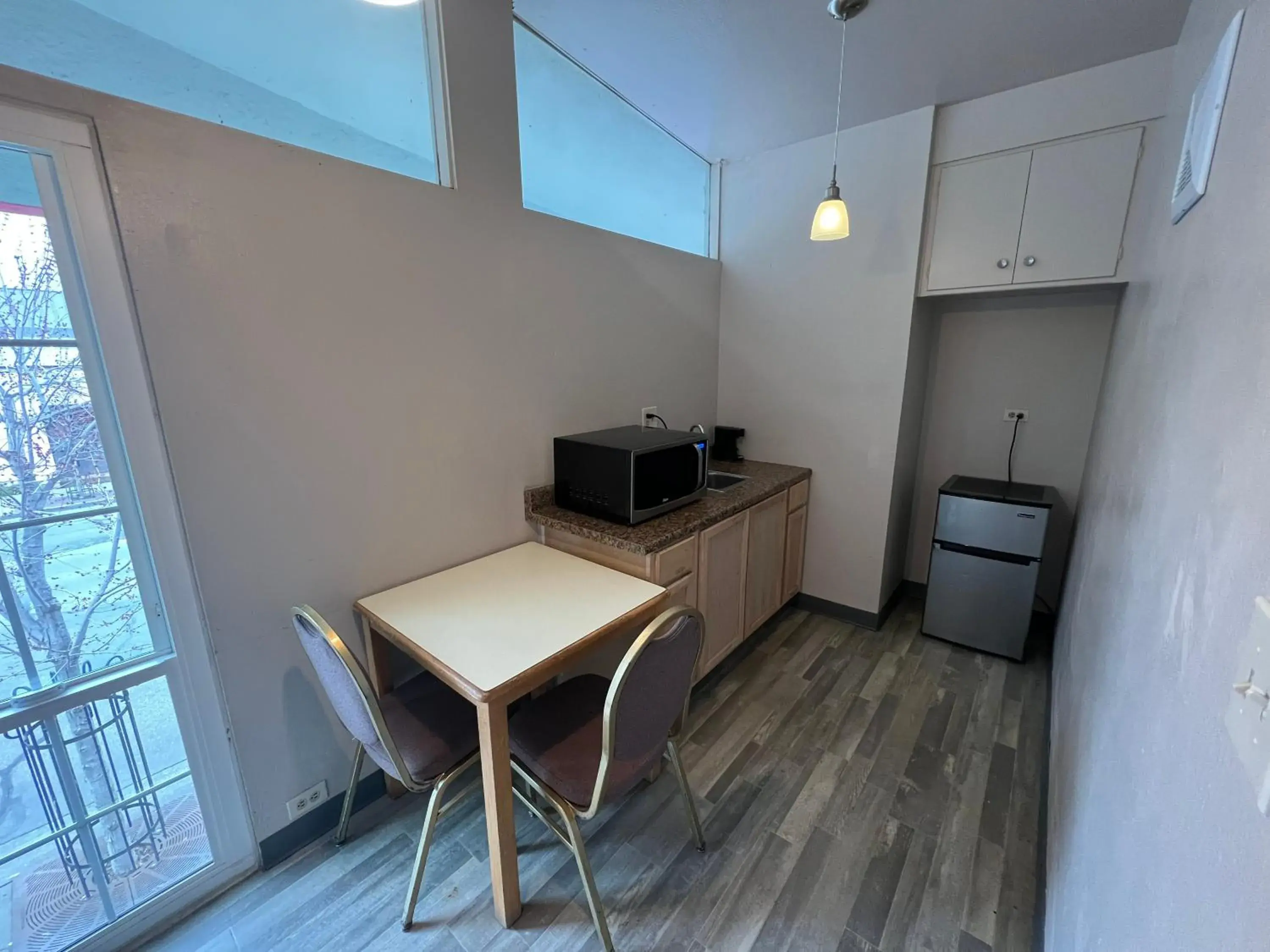 Kitchen or kitchenette, Dining Area in University Inn Chico