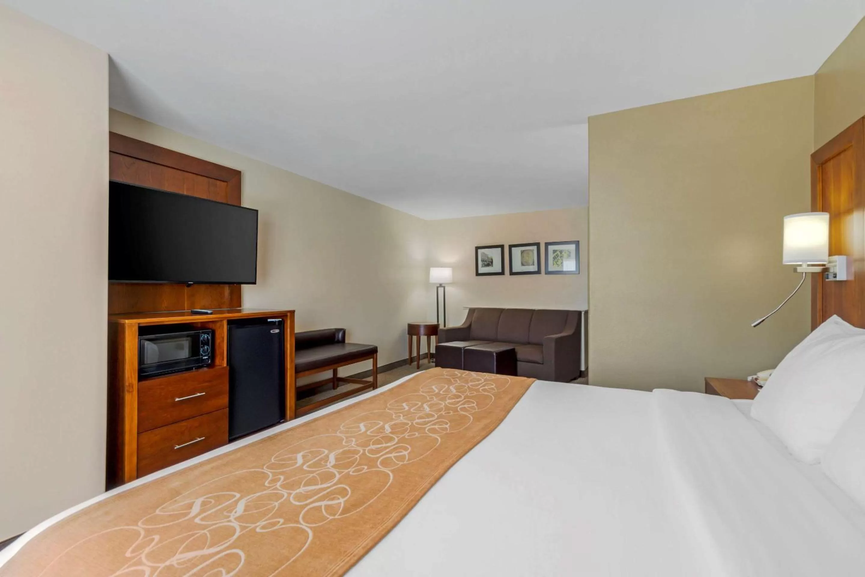 Bedroom, Bed in Comfort Suites Pflugerville - Austin North