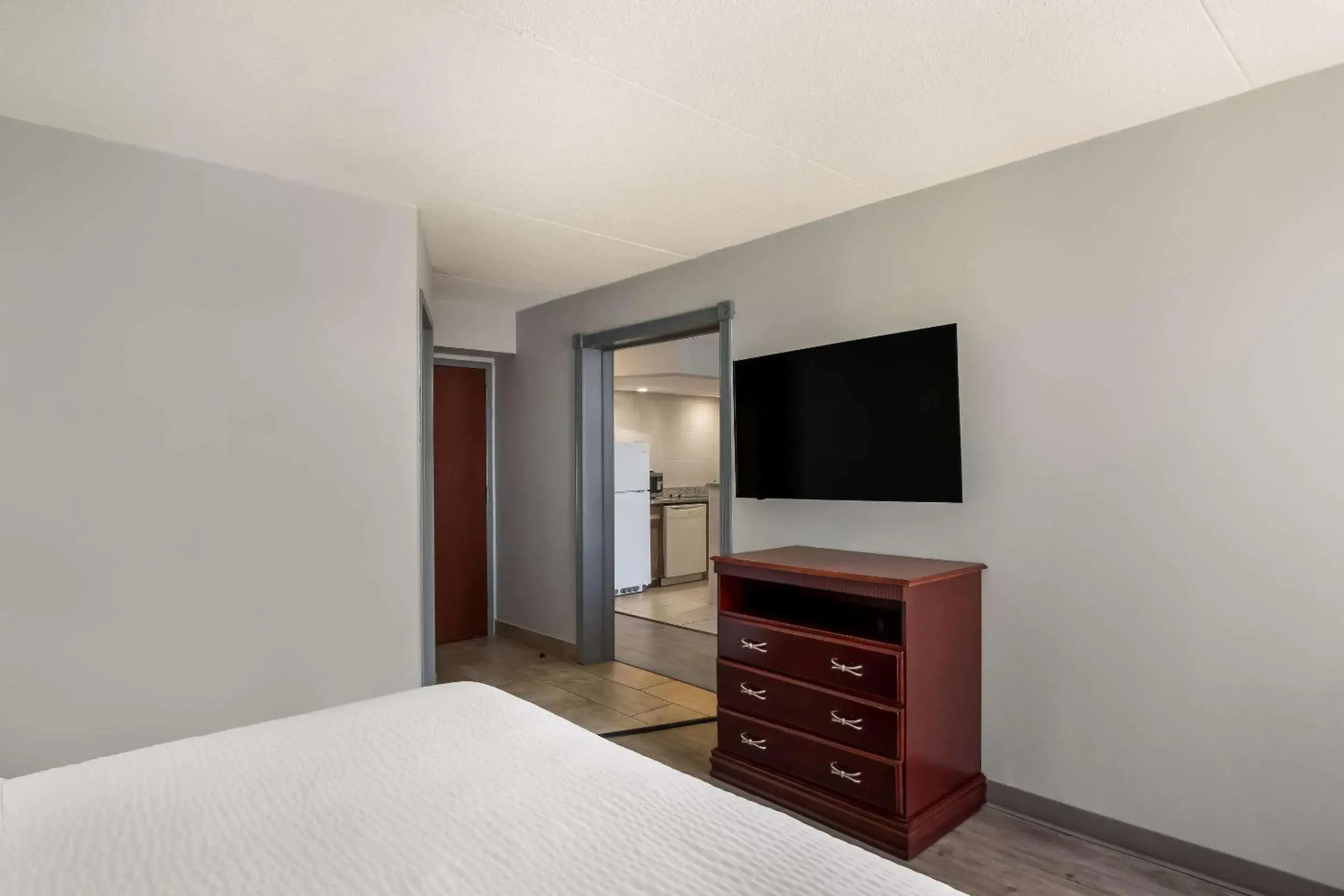 Bedroom, TV/Entertainment Center in Clarion Inn and Suites Airport