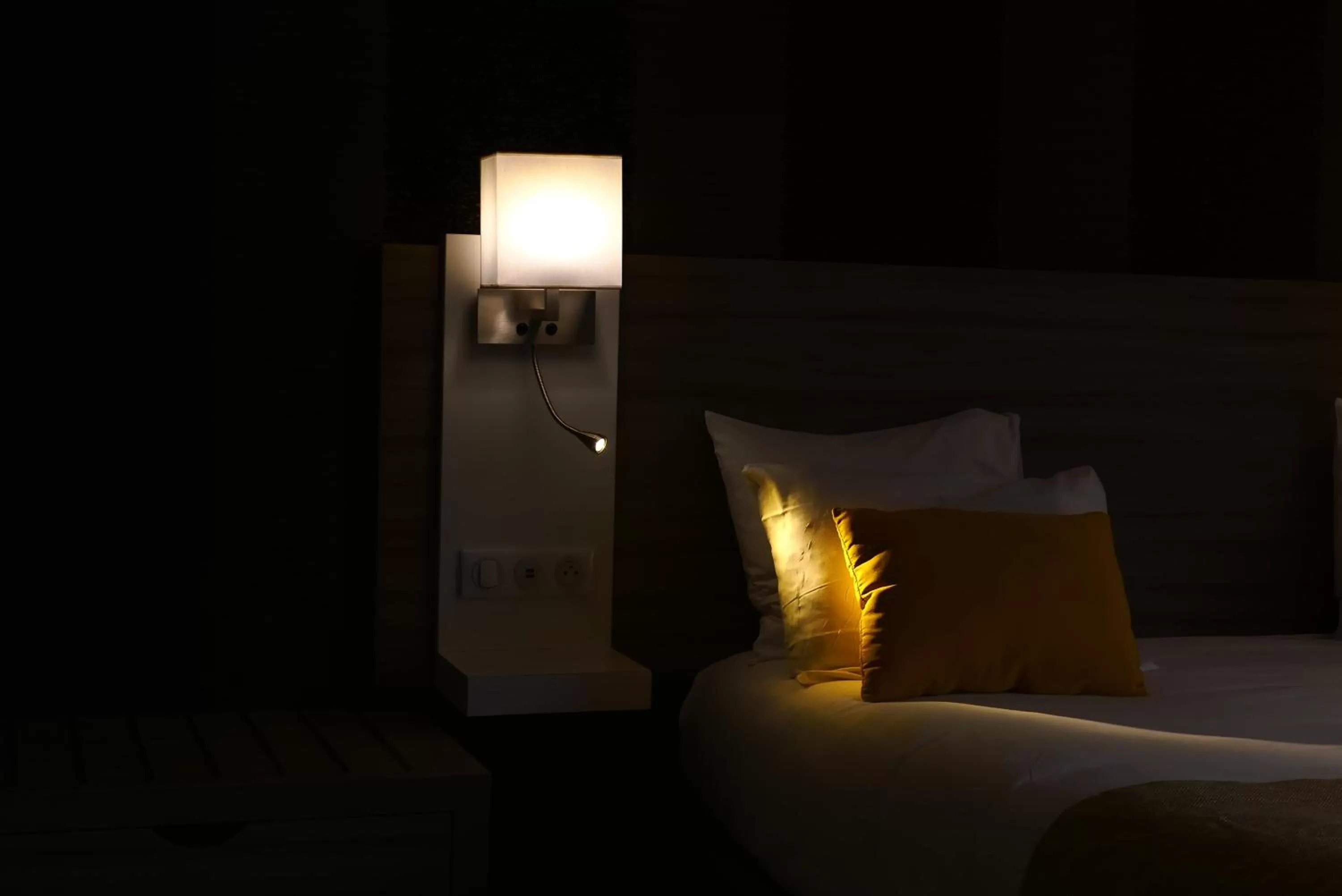 Bed in Contact Hôtel Le Provençal Bordeaux Lac