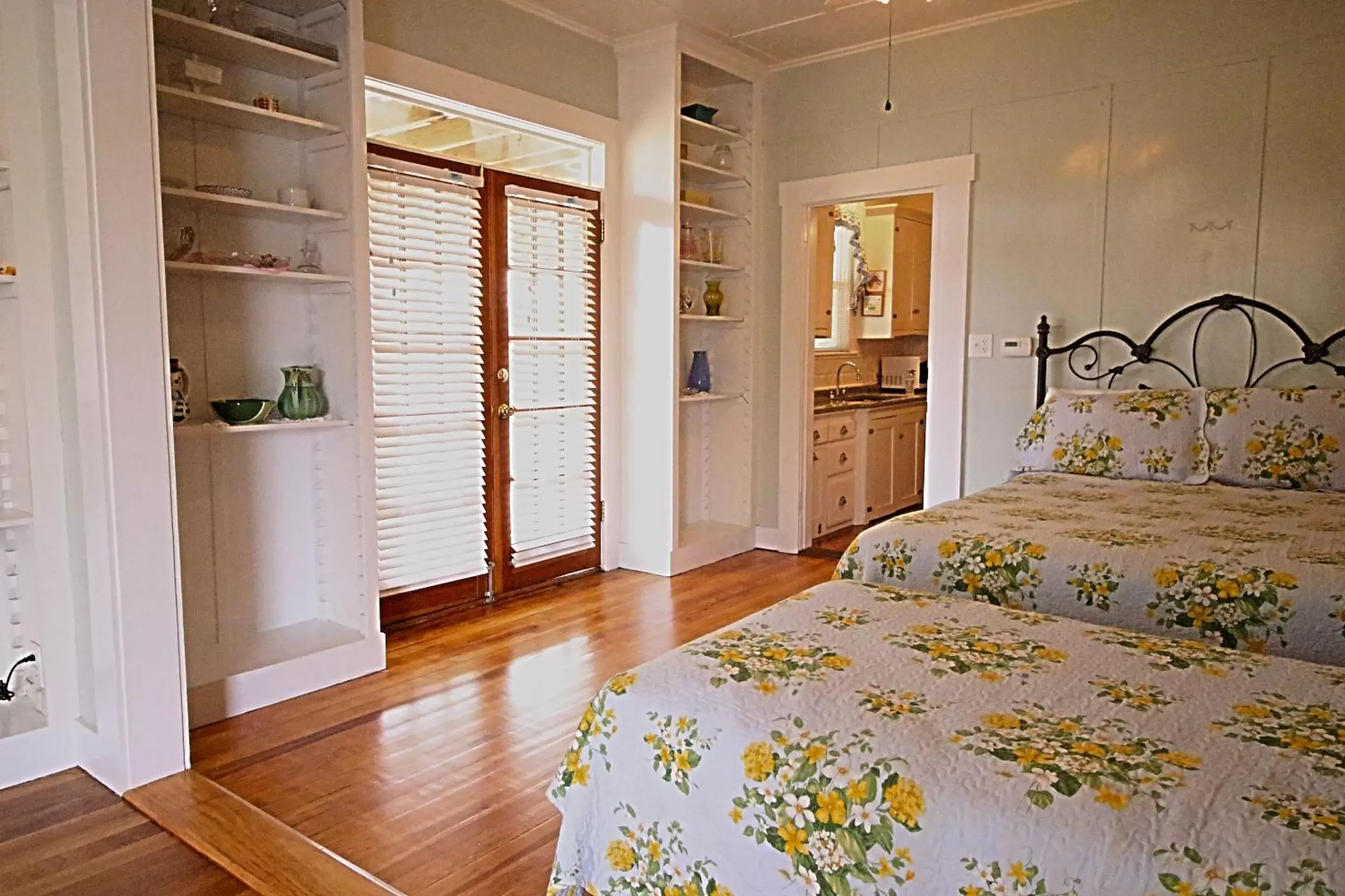 Photo of the whole room, Bed in Peach Tree Inn & Suites