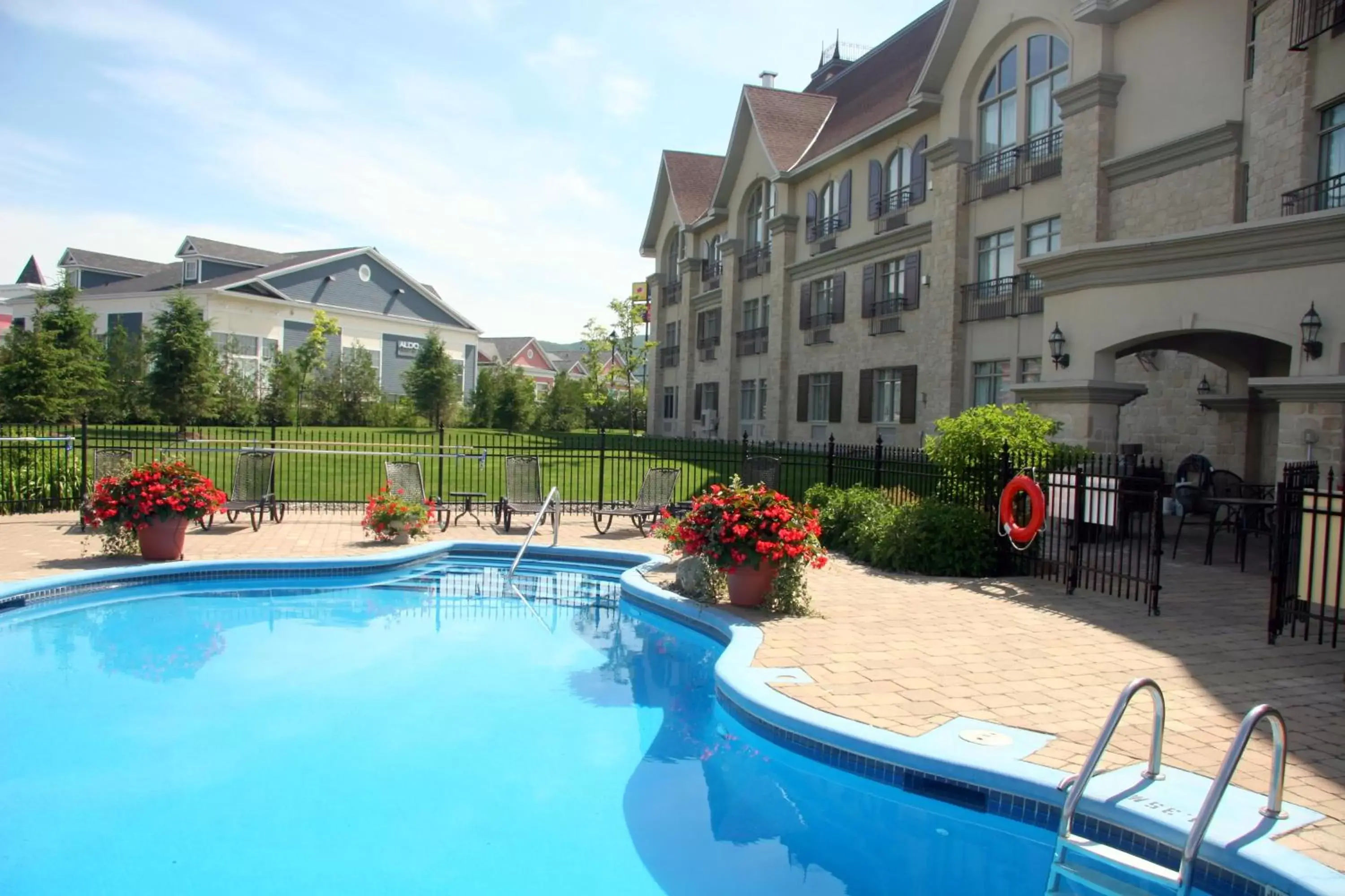 Facade/entrance, Swimming Pool in Hotel Vallea Bromont