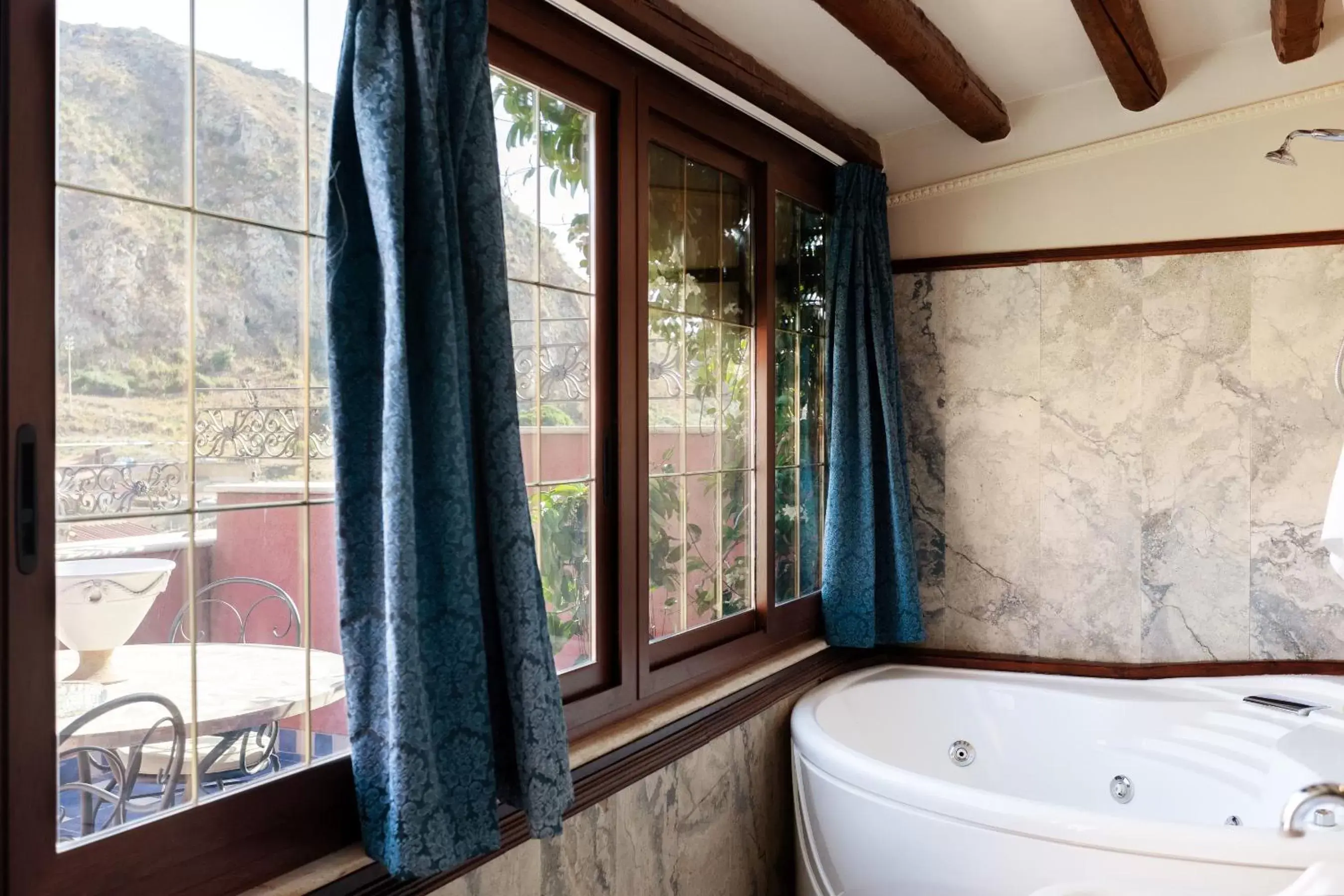 Deluxe Suite with Spa Bath in Relais Briuccia e Ristorante Capitolo Primo Deluxe Suite with Spa Bath in Relais Briuccia e Ristorante Capitolo Primo