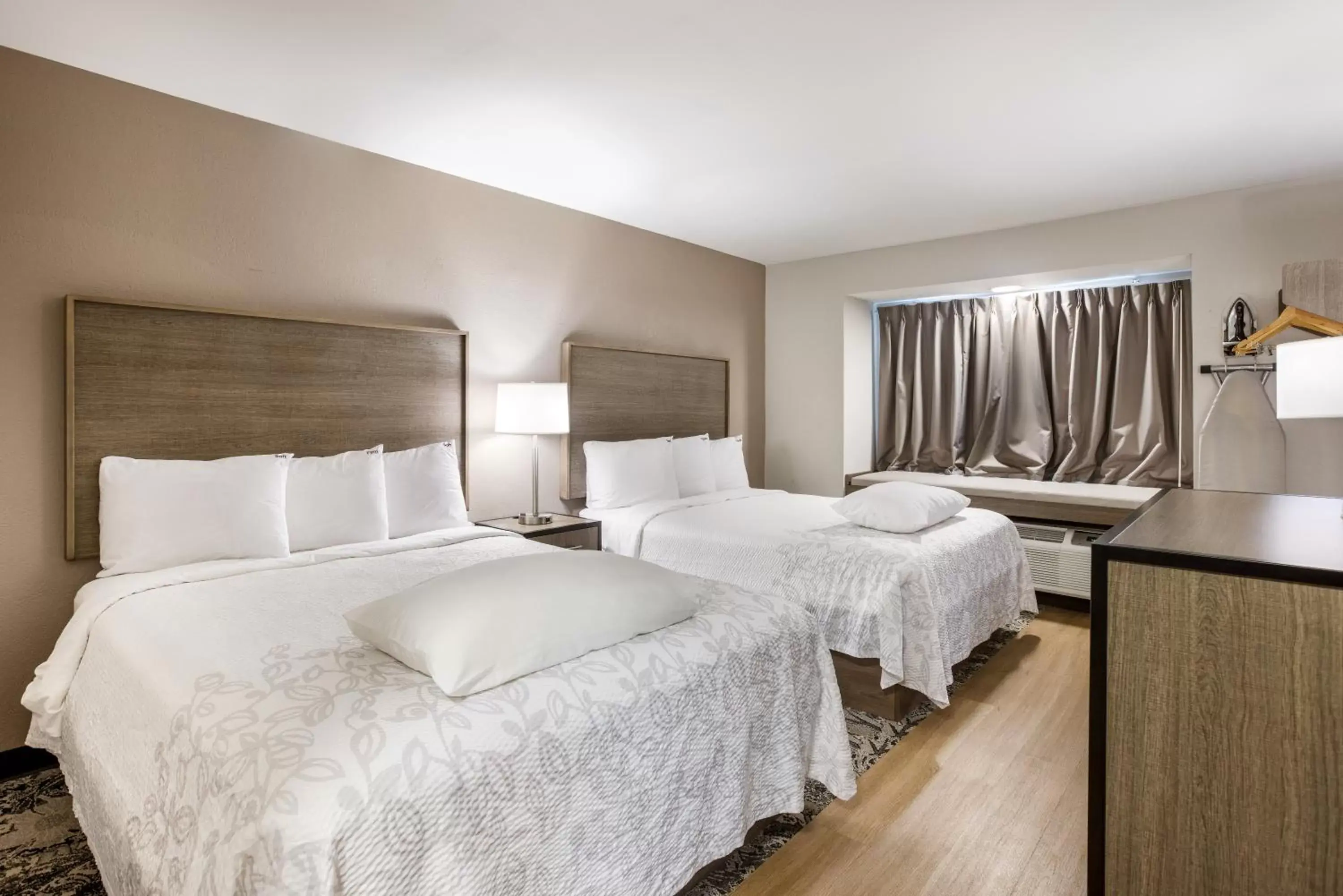 Bedroom, Bed in Red Roof Inn PLUS+ & Suites Savannah – I-95