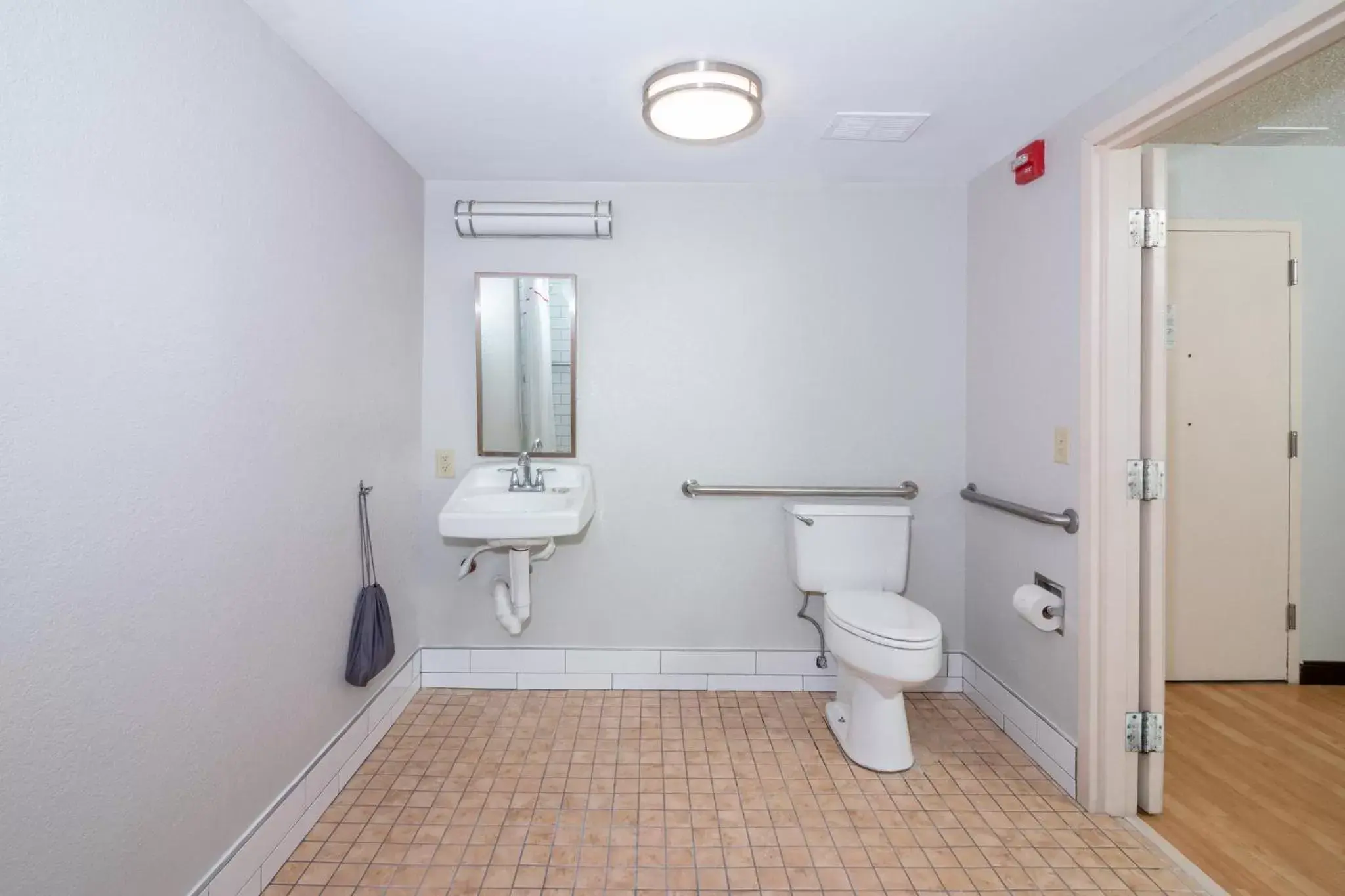 Bathroom in Red Roof PLUS Miami Airport