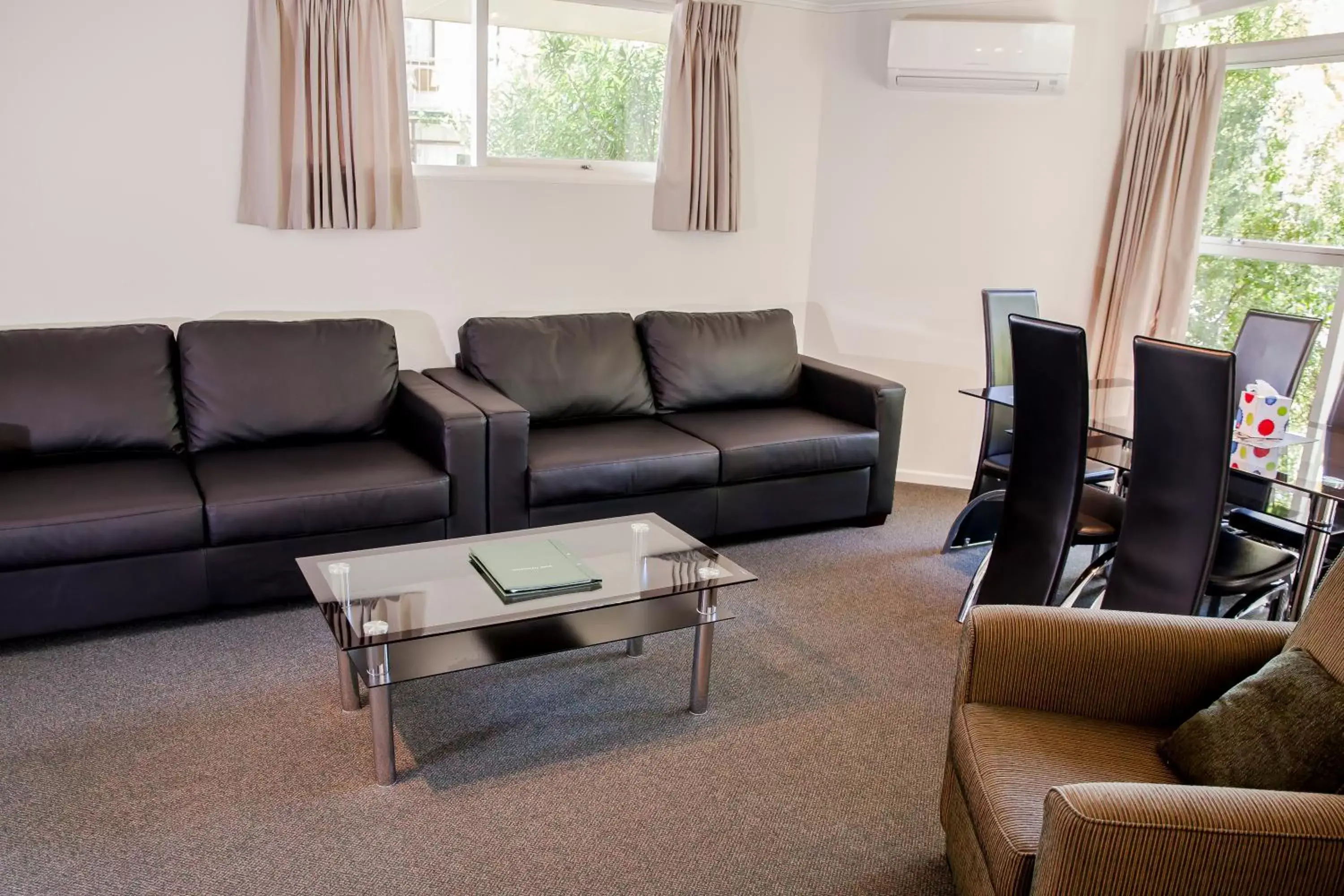 Living room, Seating Area in Ashleigh Court Motel