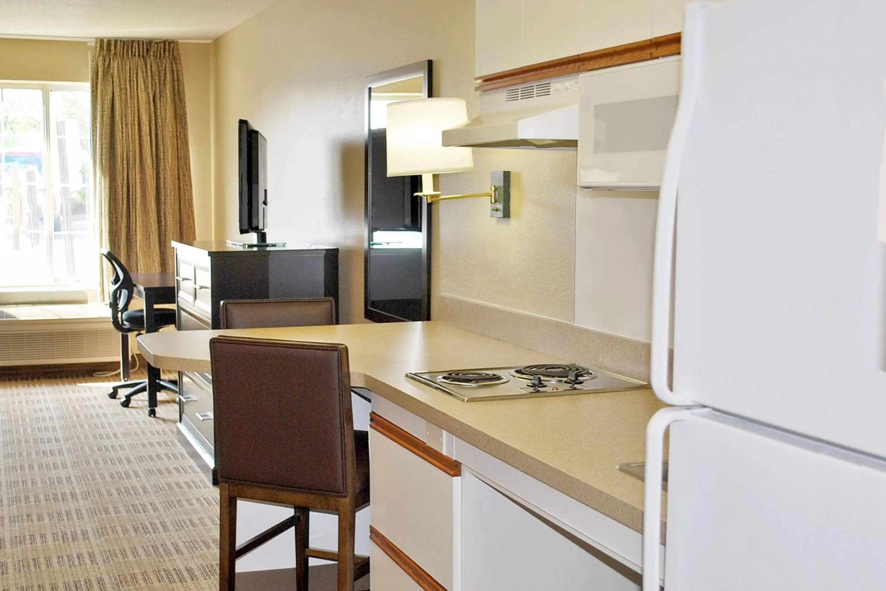 Bedroom, Kitchen/Kitchenette in Extended Stay America Suites - Chicago - Naperville - East