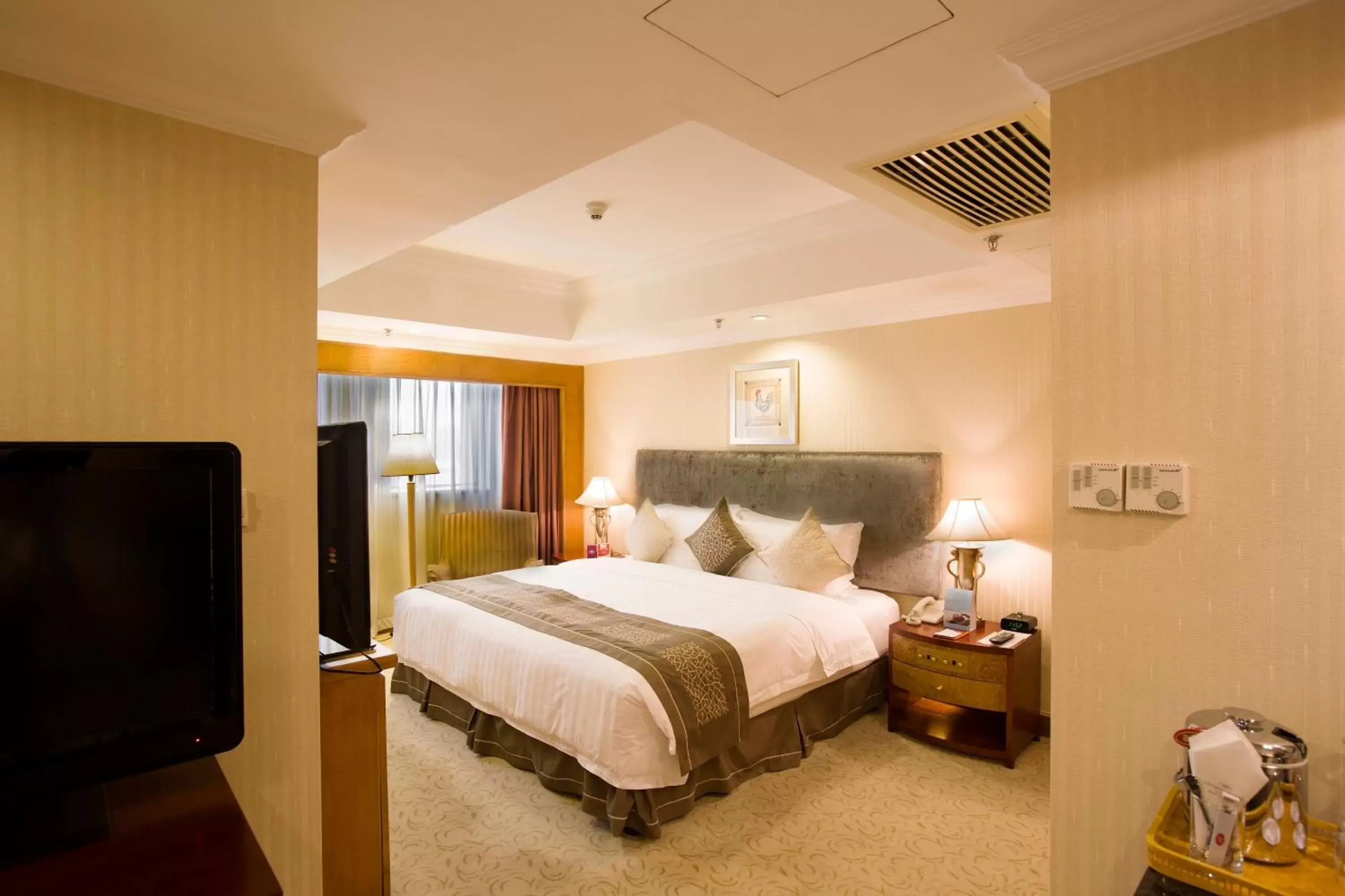 Photo of the whole room, Bed in Crowne Plaza Qingdao, an IHG Hotel