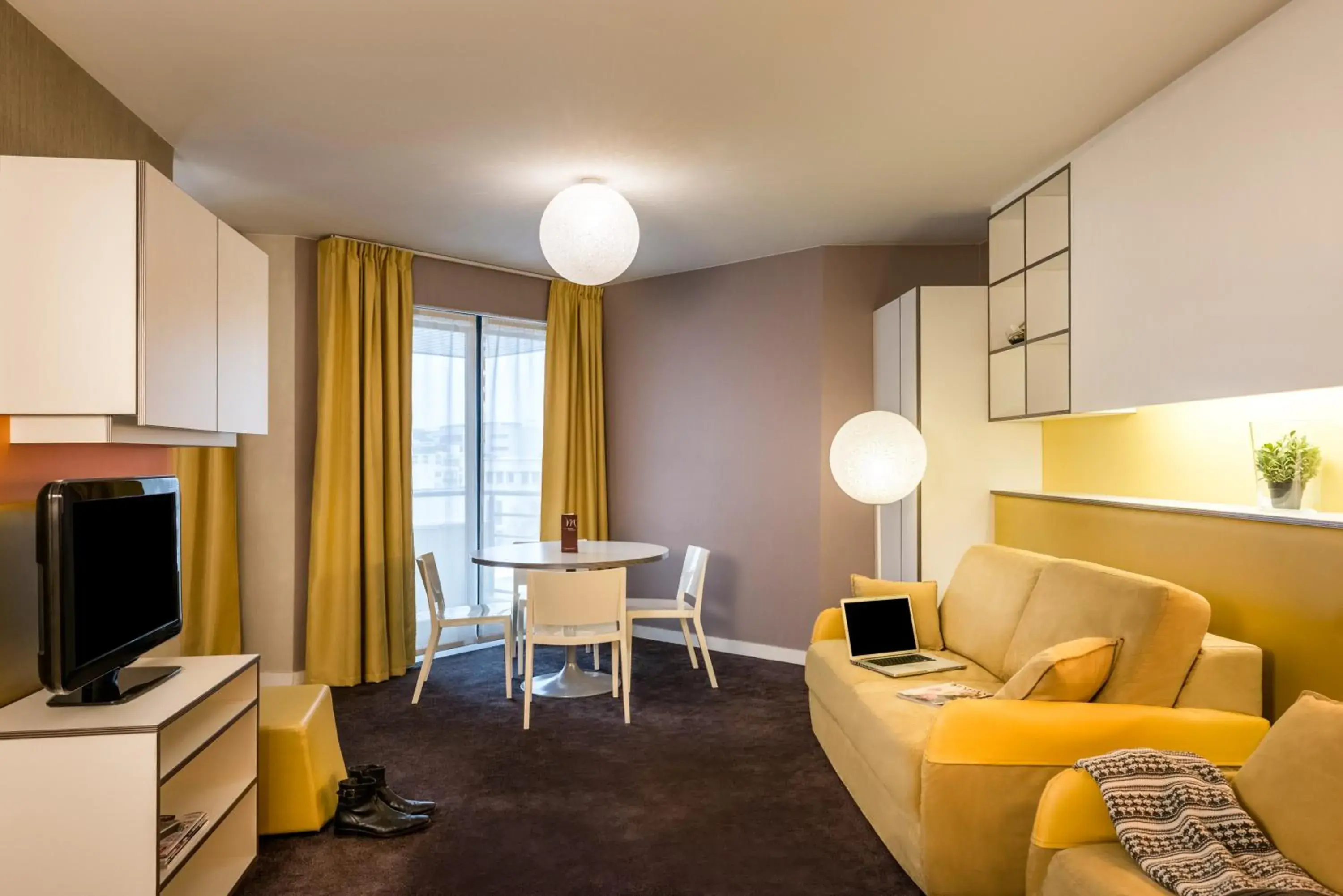 TV and multimedia, Seating Area in AppartHotel Mercure Paris Boulogne