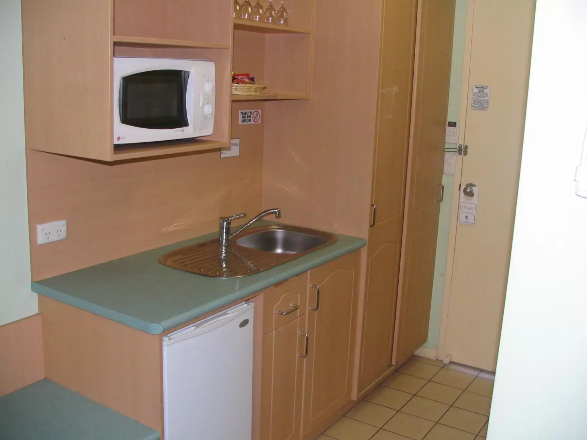 Kitchen or kitchenette, Kitchen/Kitchenette in Green Gables Motel