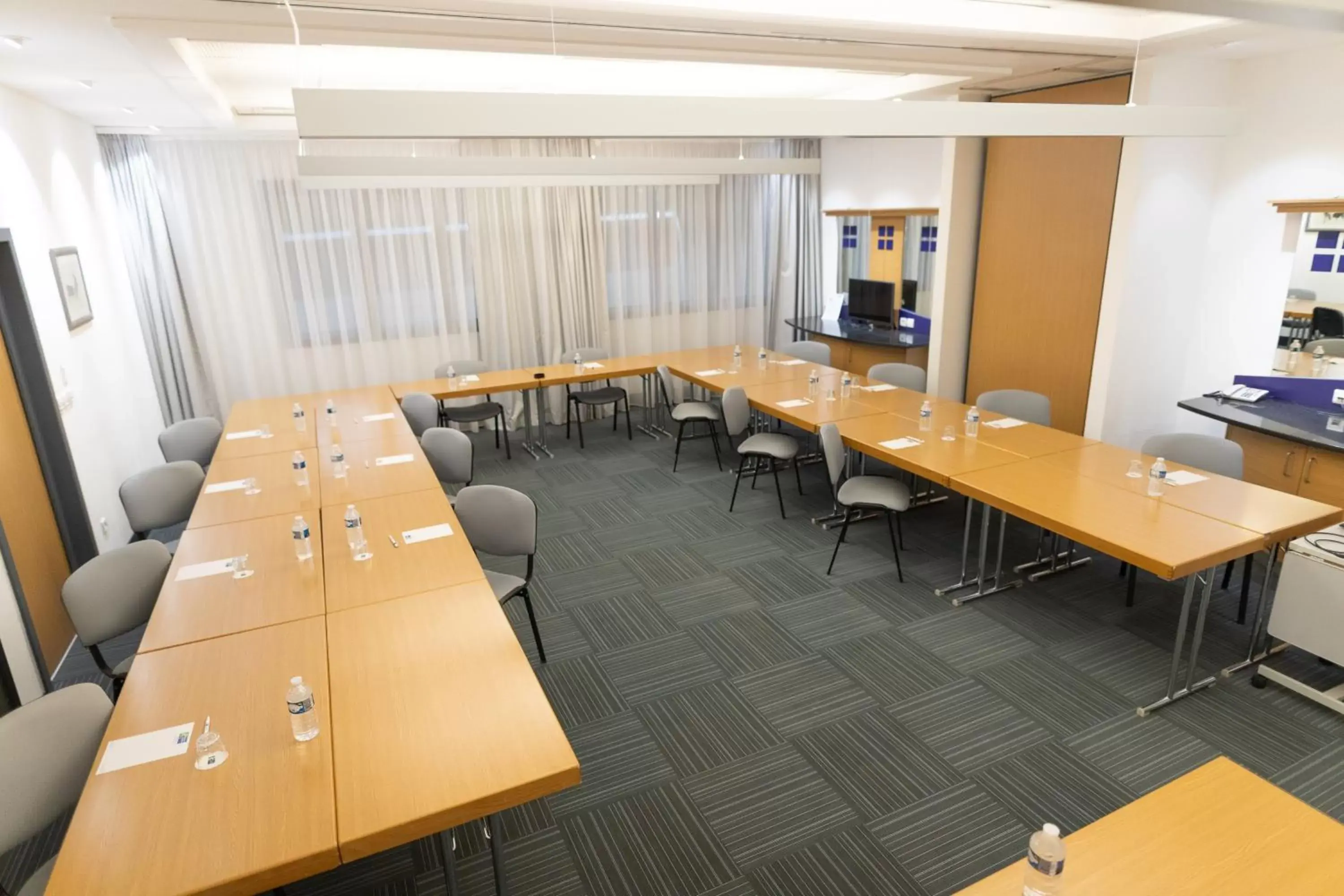 Meeting/conference room, Restaurant/Places to Eat in Holiday Inn Express Arras, an IHG Hotel