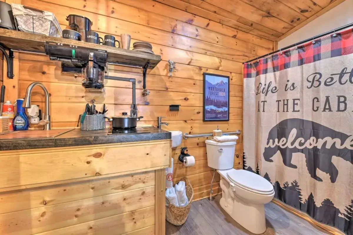 Bathroom in The Lodge Nantahala River