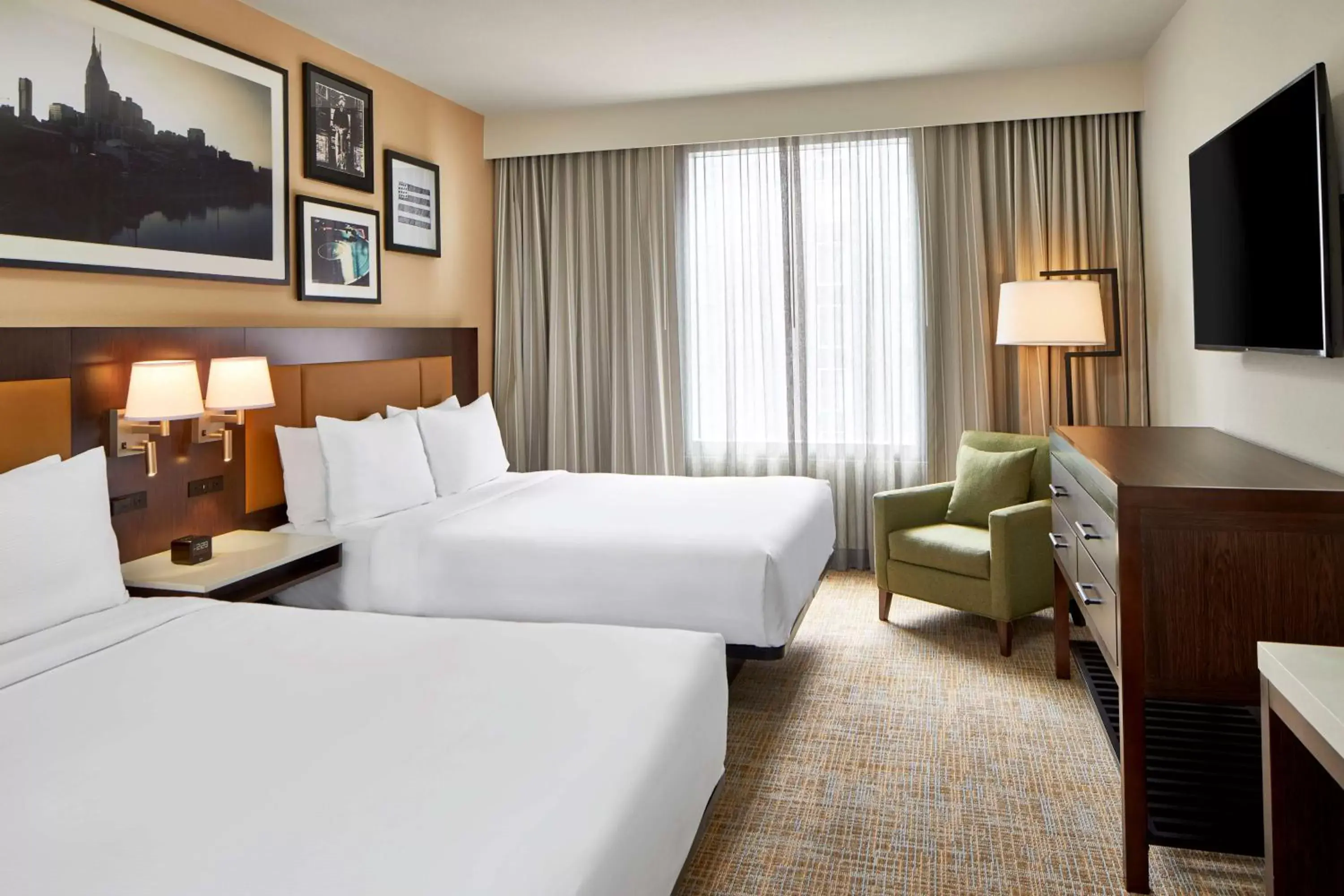 Bed in Embassy Suites by Hilton Nashville Downtown