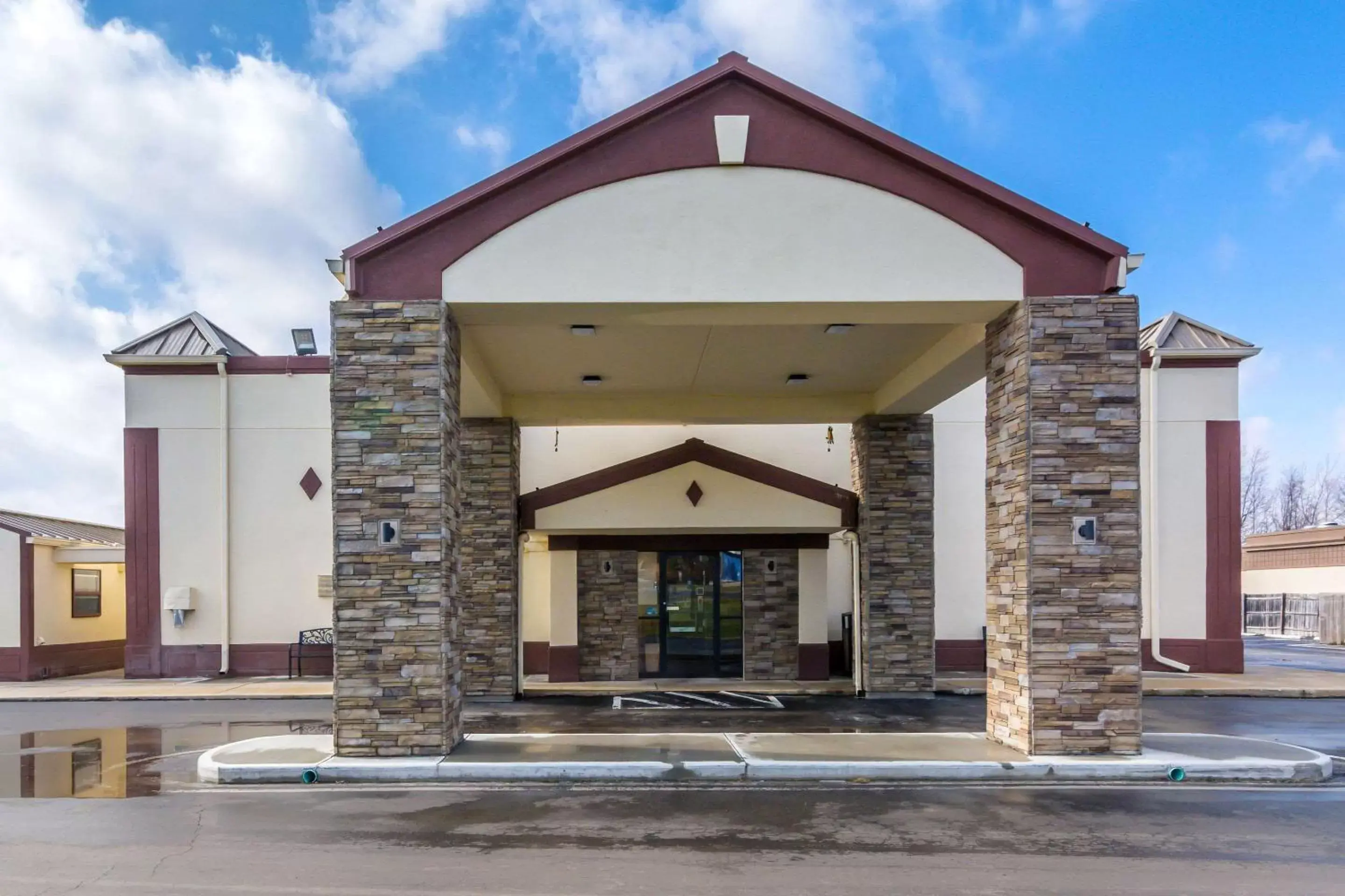 Property building in Econo Lodge Cloverdale