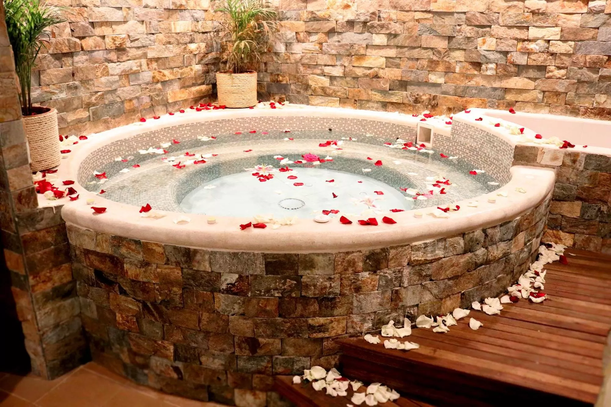 Hot Tub in Hotel Spa Mansion Santa Isabella