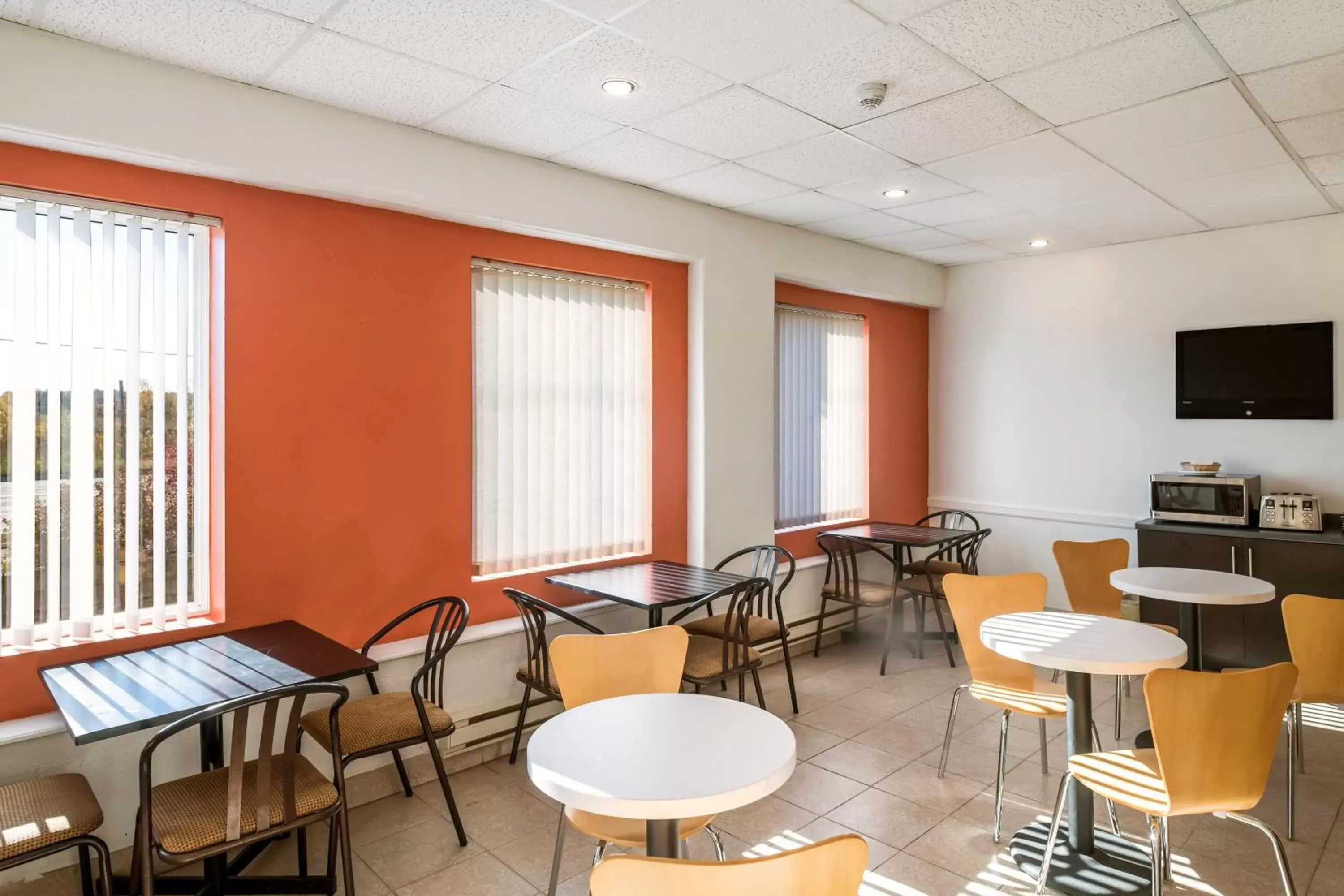 Continental breakfast, Restaurant/Places to Eat in Motel 6-Moncton, NB