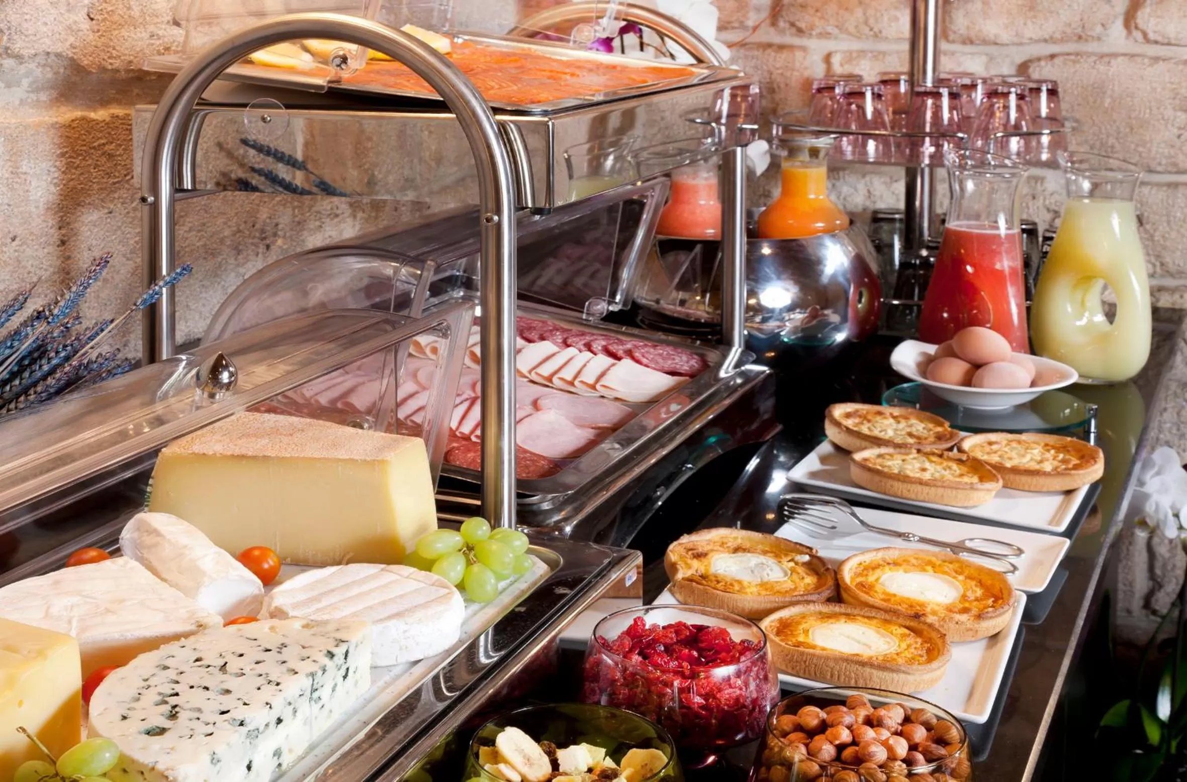 Restaurant/places to eat in Grand Hotel Saint Michel