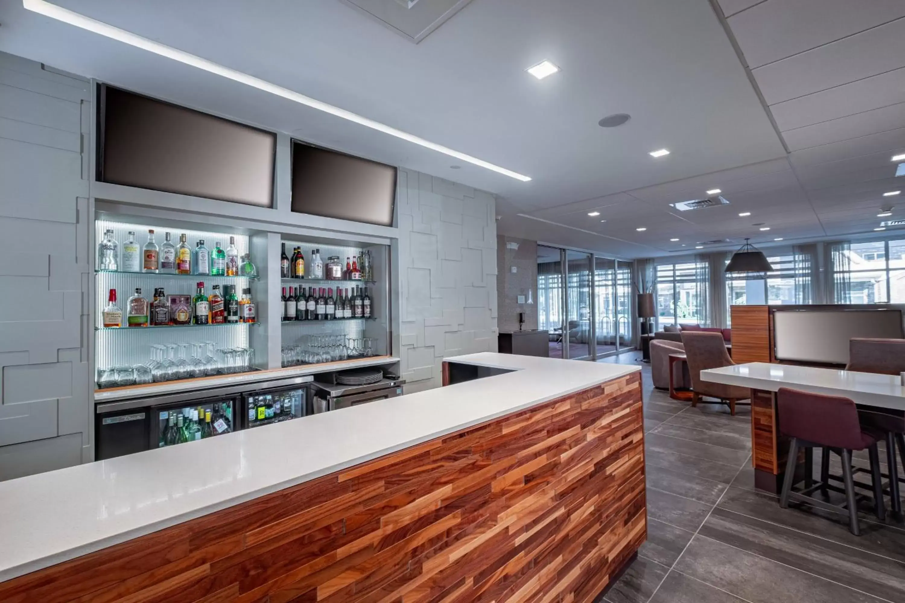 Restaurant/places to eat, Lounge/Bar in Courtyard by Marriott Toledo West