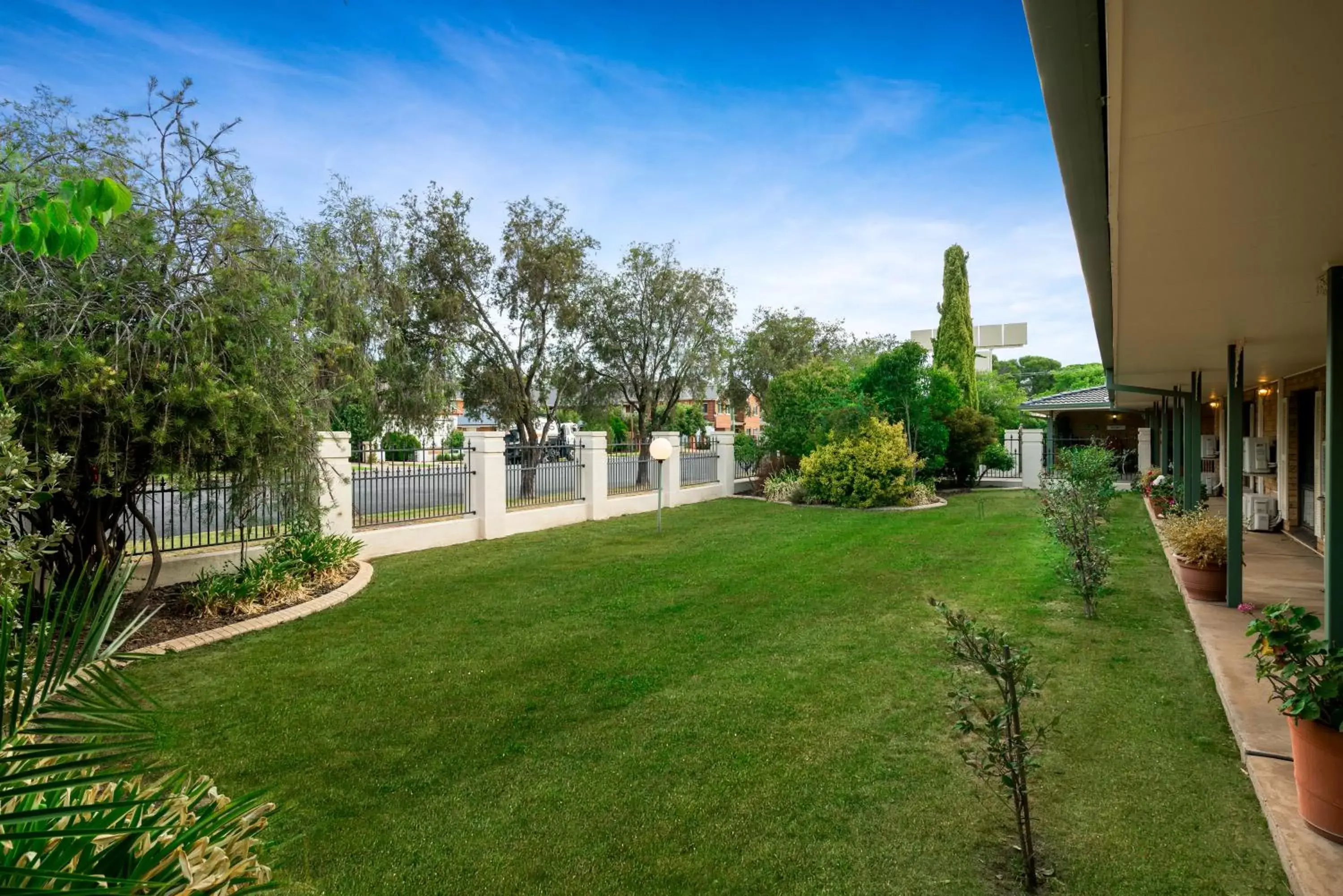 Garden in Garden City Motor Inn