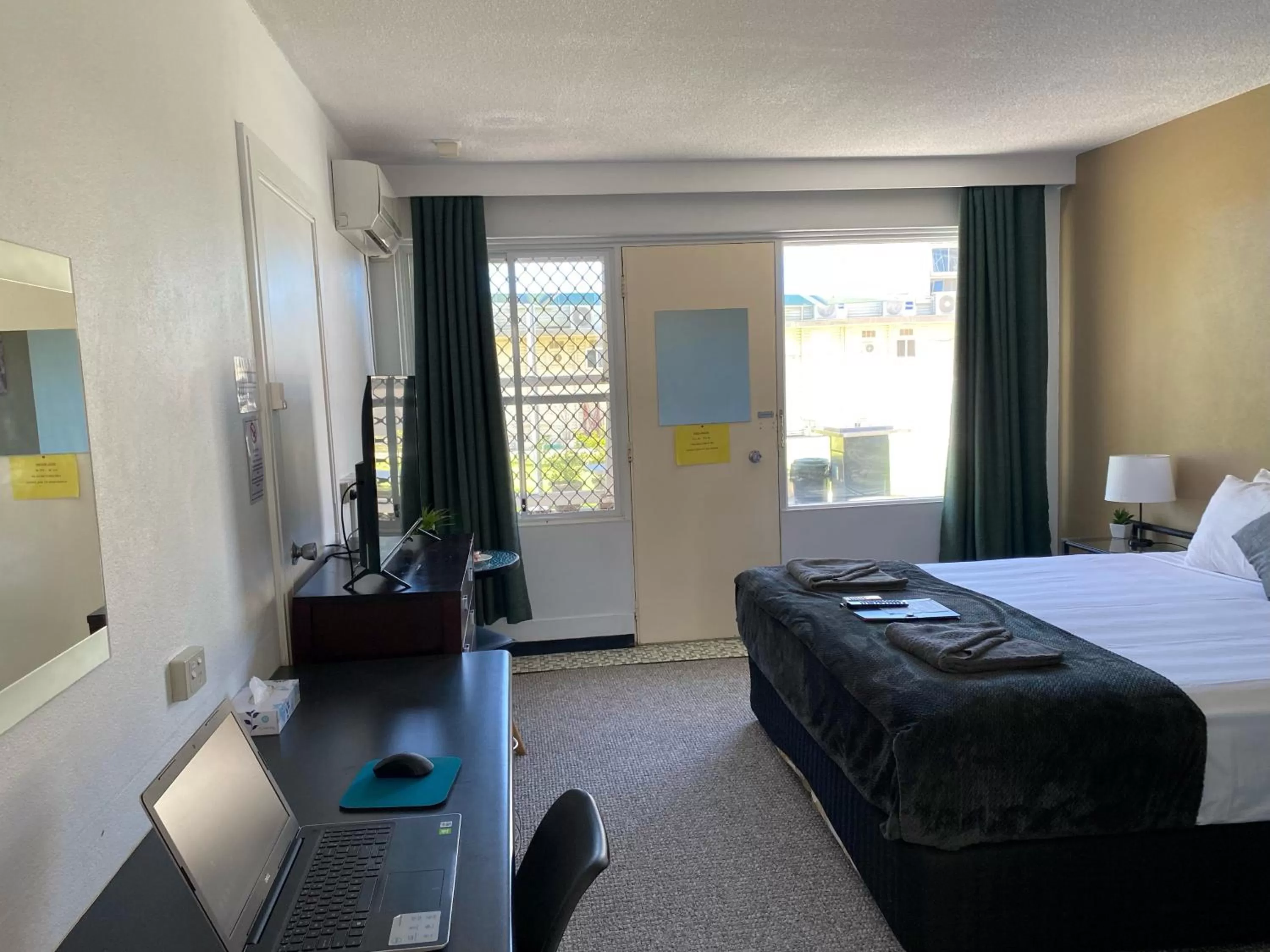 Bed in Mid City Motor Inn