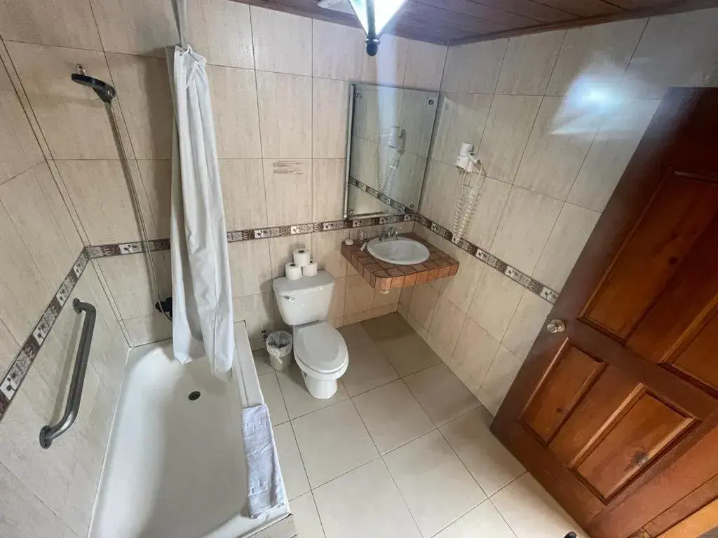 Shower, Bathroom in Hotel Gran Jimenoa