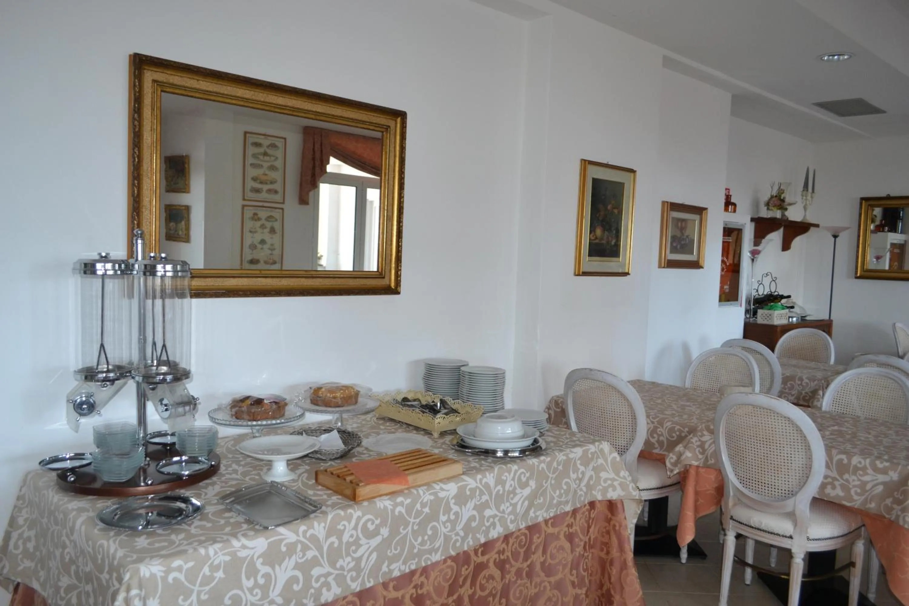Restaurant/places to eat in Hotel Noris